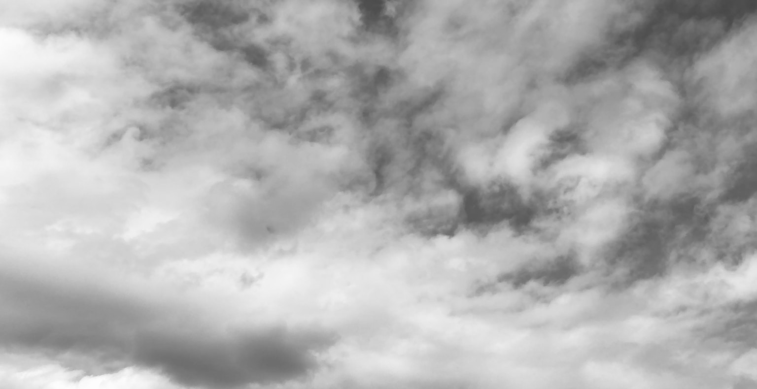 Langit monokrom dengan awan tersebar