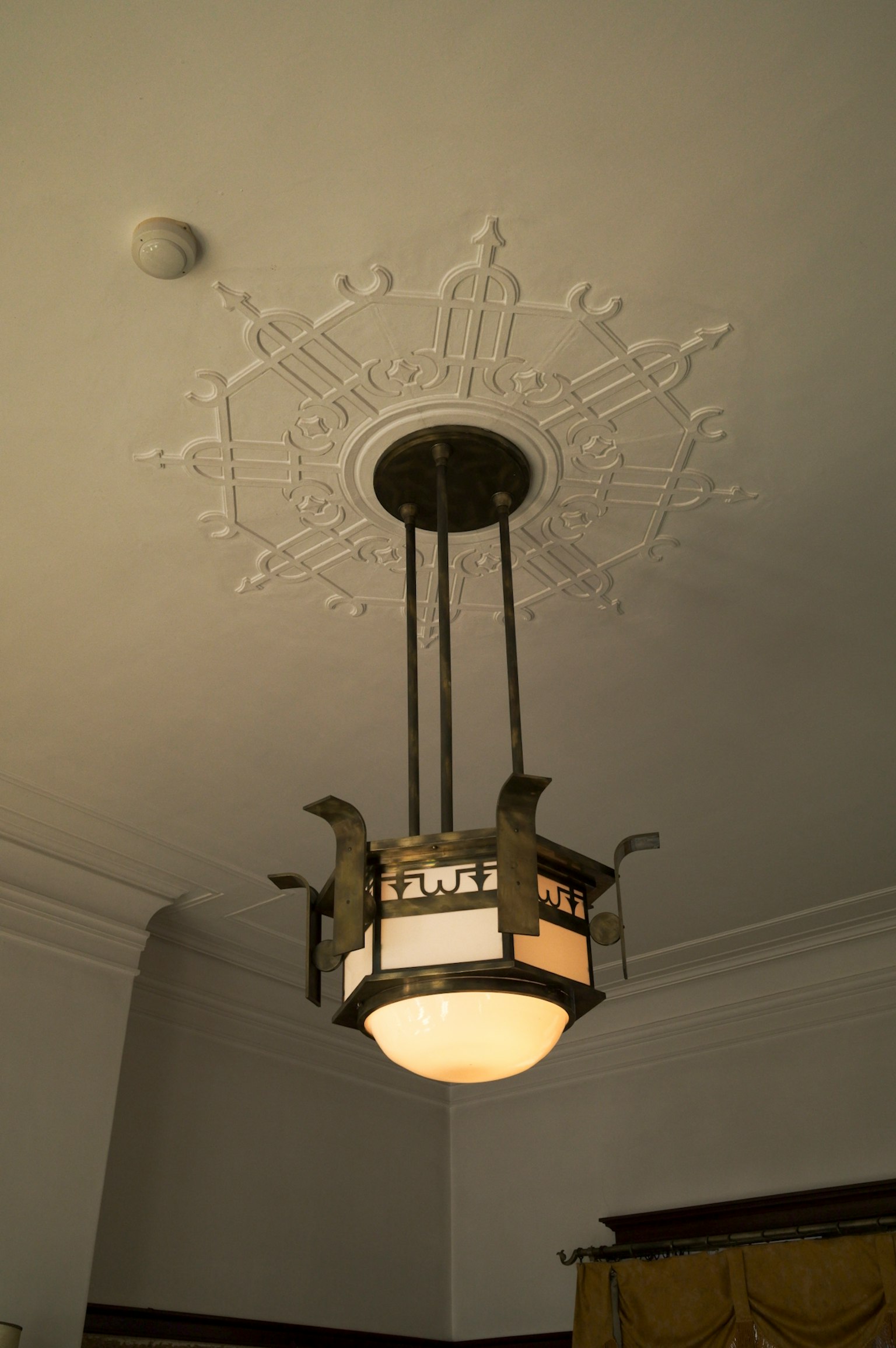 Un lustre orné suspendu au plafond avec des détails complexes