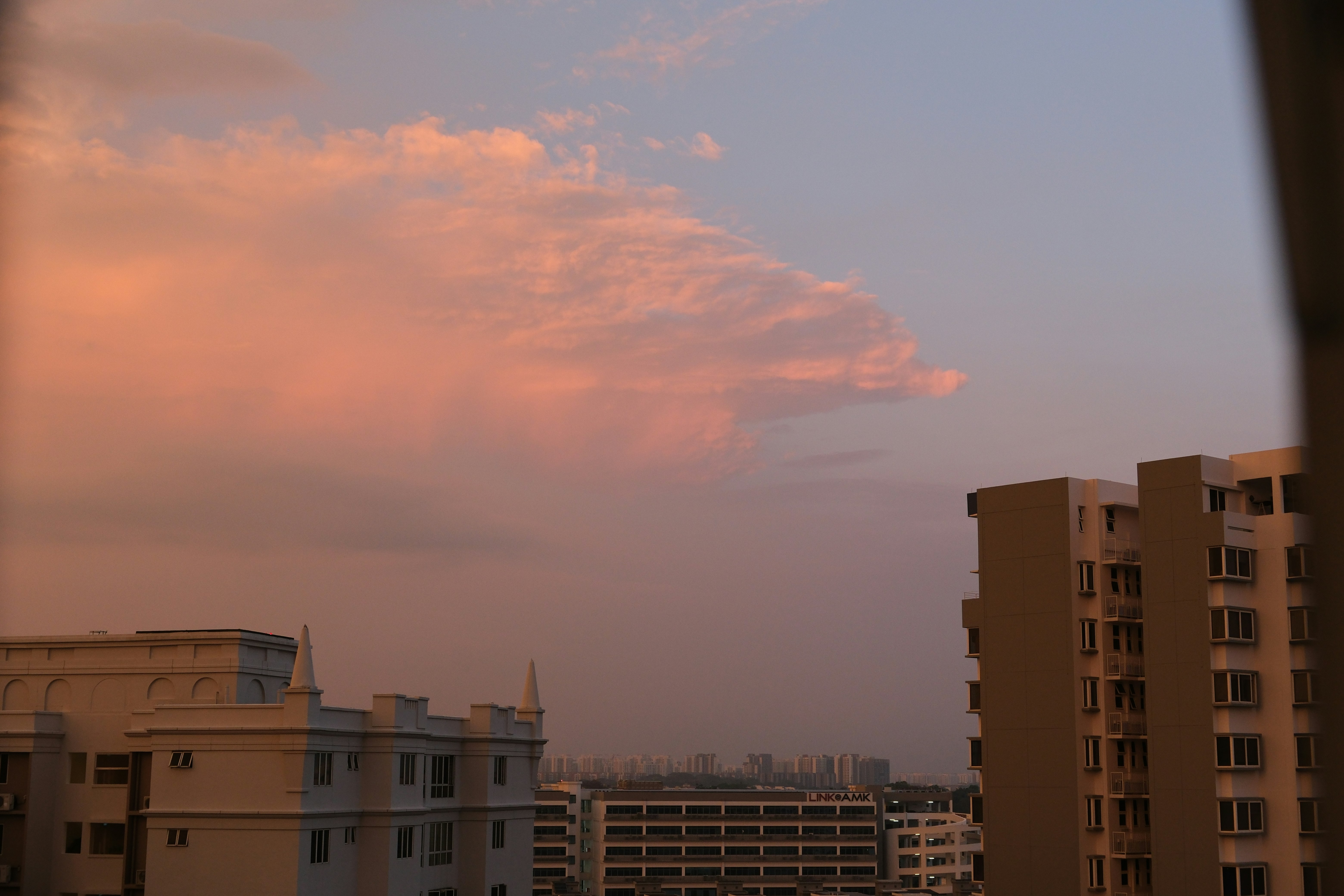 cielo al tramonto sopra palazzi residenziali