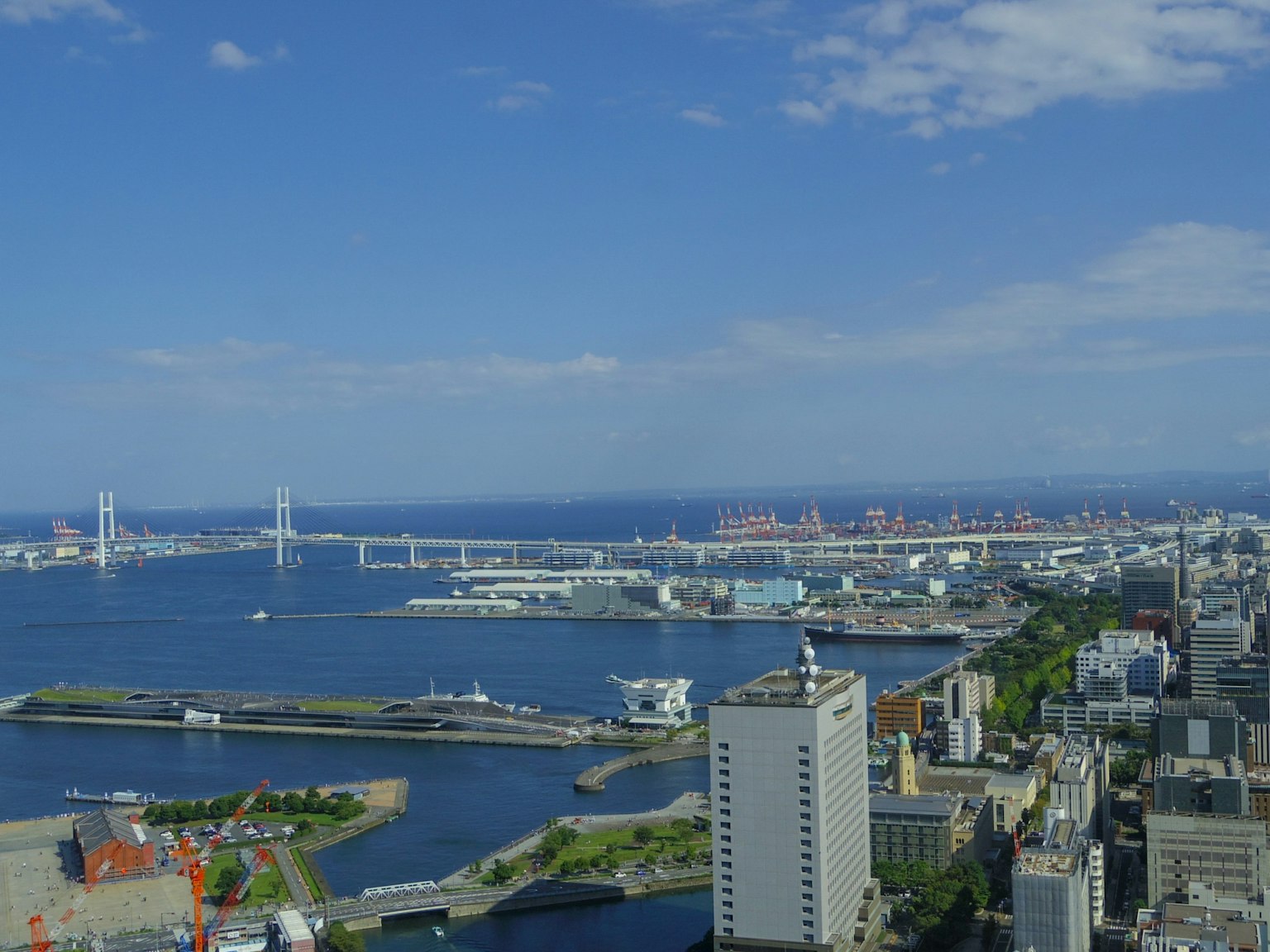 橫濱海港景色高樓和橋樑