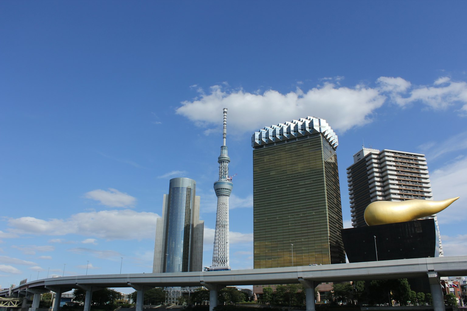 Skyline des Tokyo Skytree und des Asahi-Bierturms