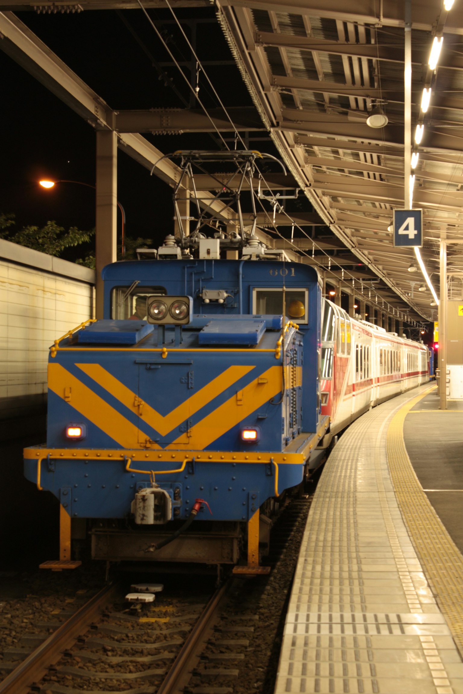 夜間車站停靠的藍色火車