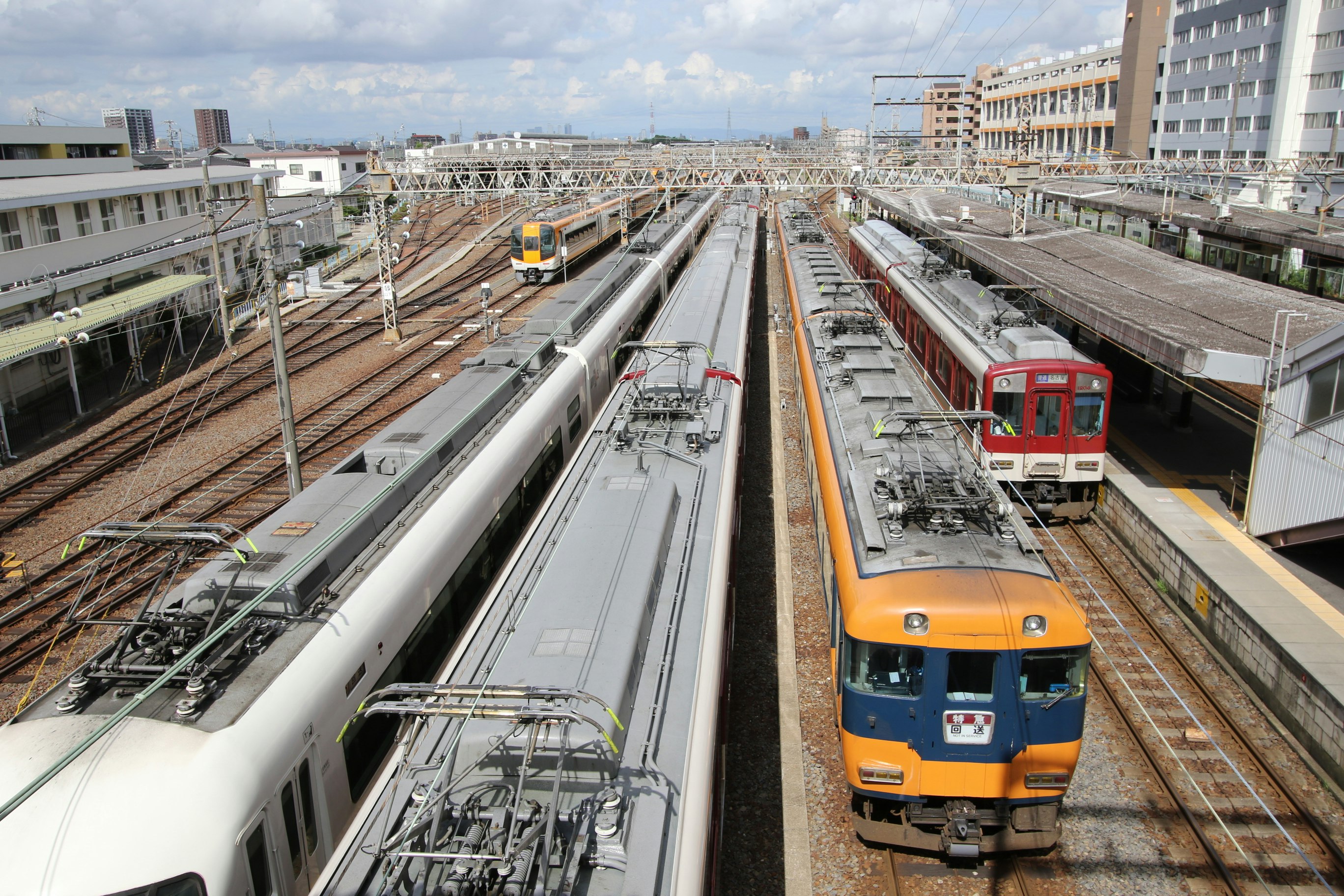 高架の線路と電車が並ぶ駅構内の眺め