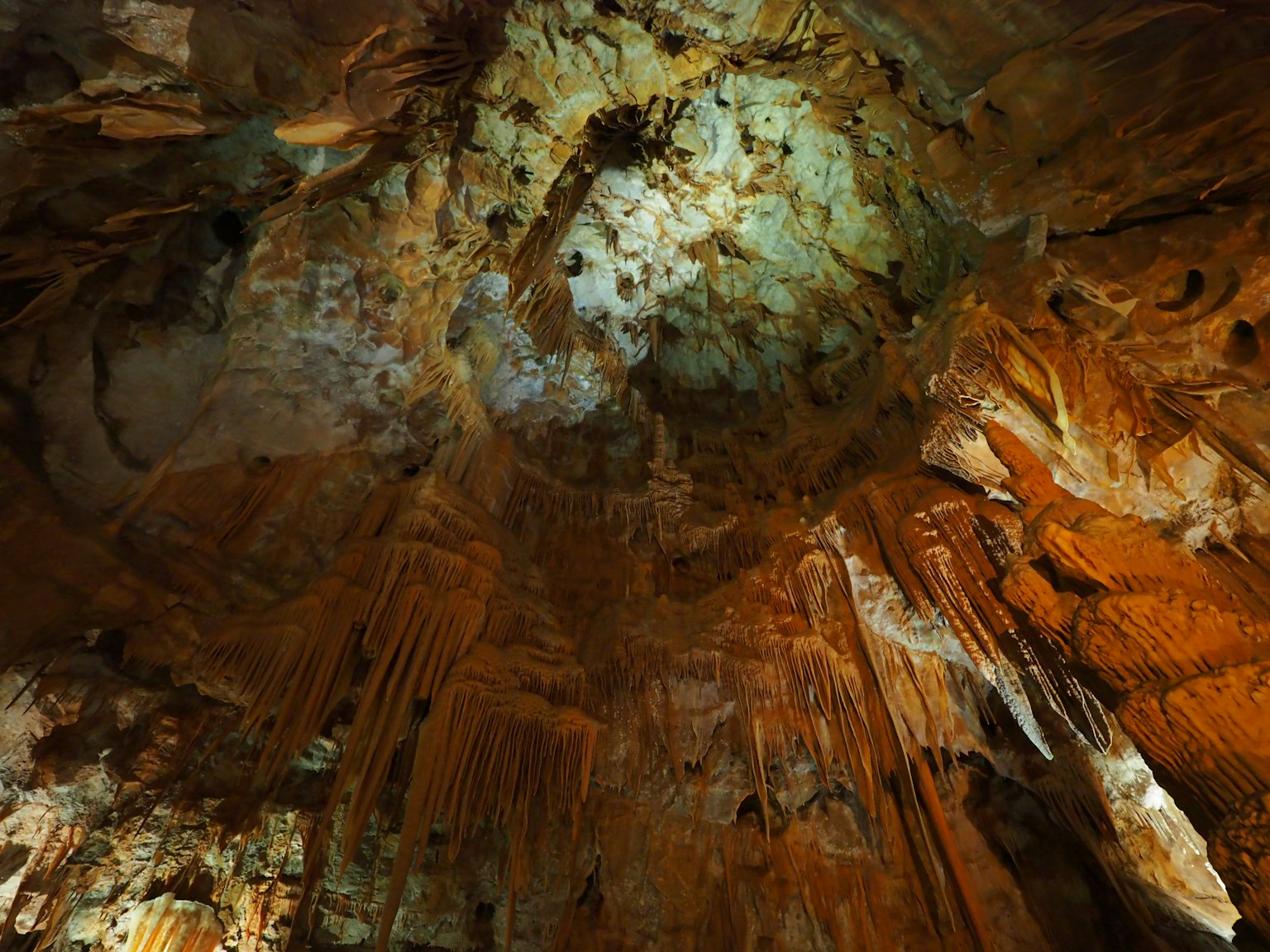 Magnifiques formations de calcaire et reflets lumineux sur le plafond d'une grotte