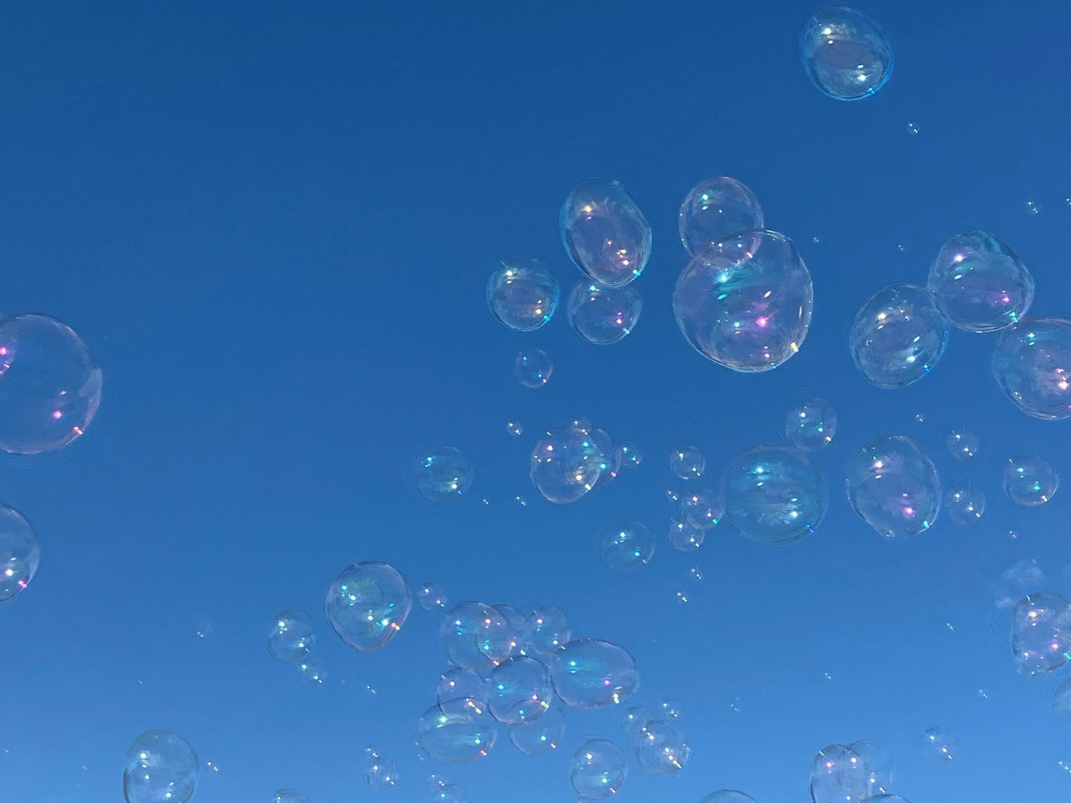 Eine Ansammlung von Blasen, die im blauen Himmel schweben