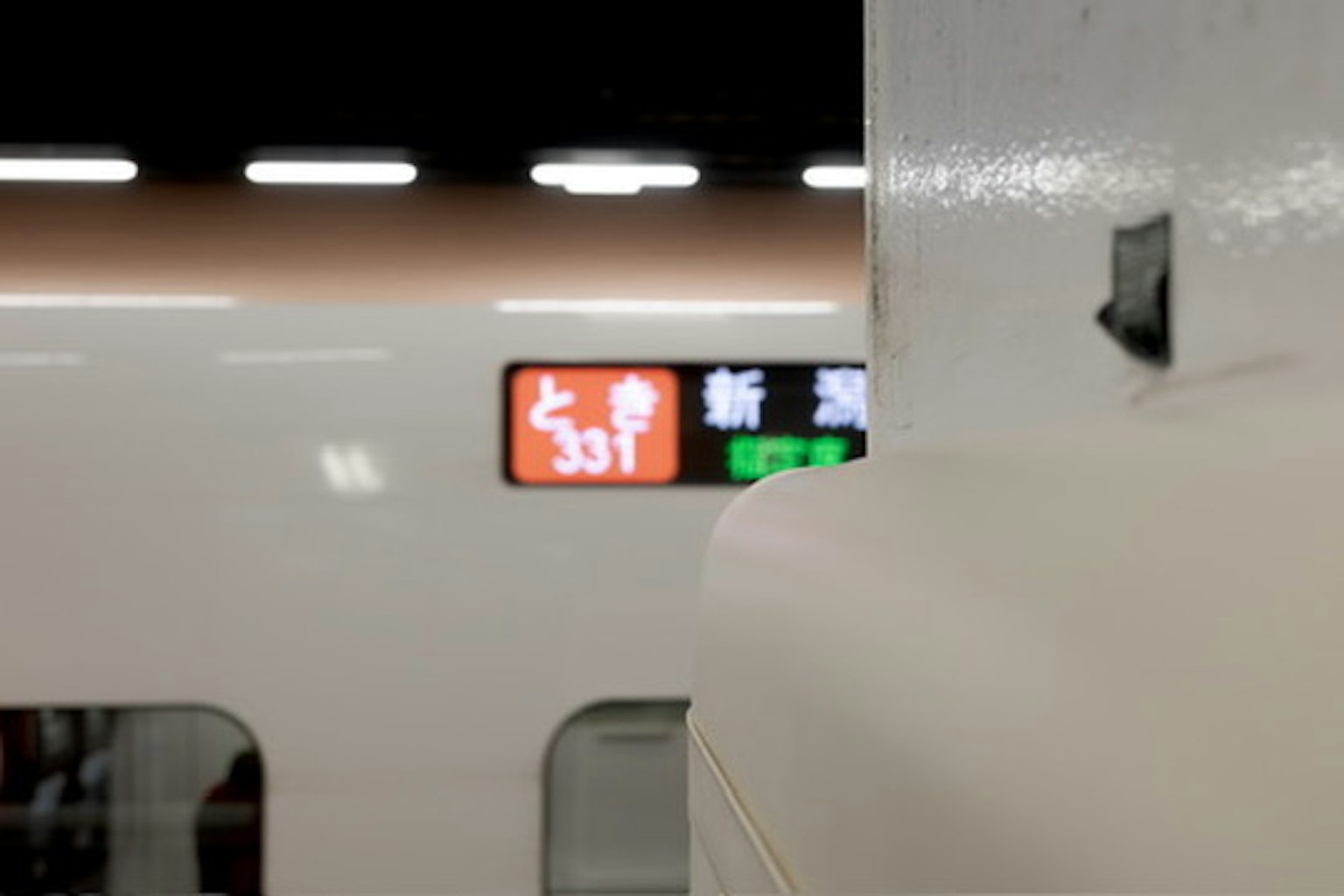 Kedekatan papan tampilan Shinkansen dan bagian dari kereta
