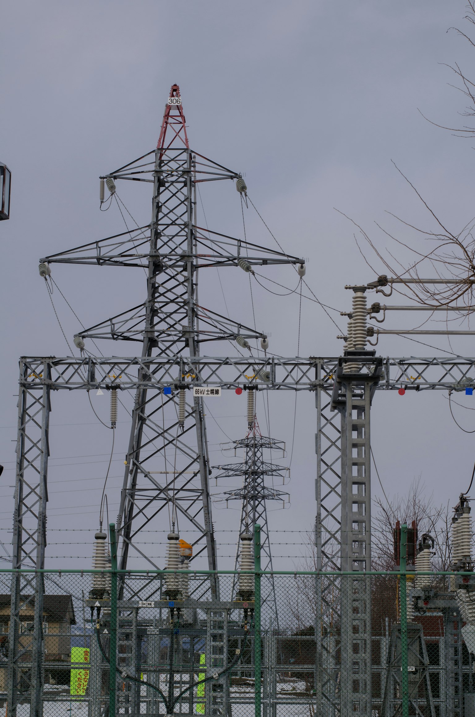 Líneas de alta tensión y torres en una instalación eléctrica bajo un cielo nublado