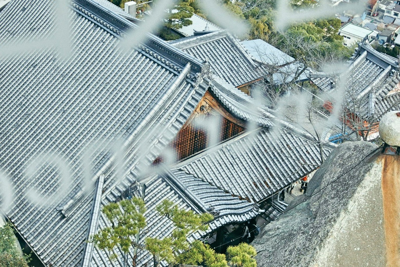 从上方看传统日本屋顶和建筑