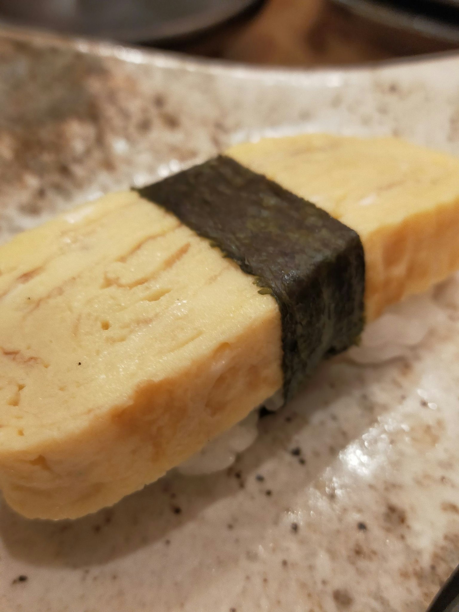 Schöner japanischer Omelett-Sushi in Algen gewickelt