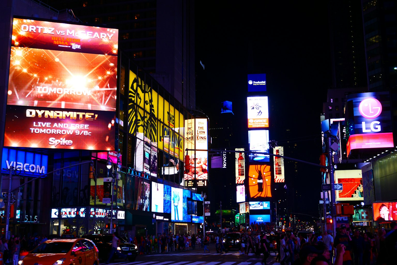 Lampu neon cerah dan iklan di Times Square di malam hari