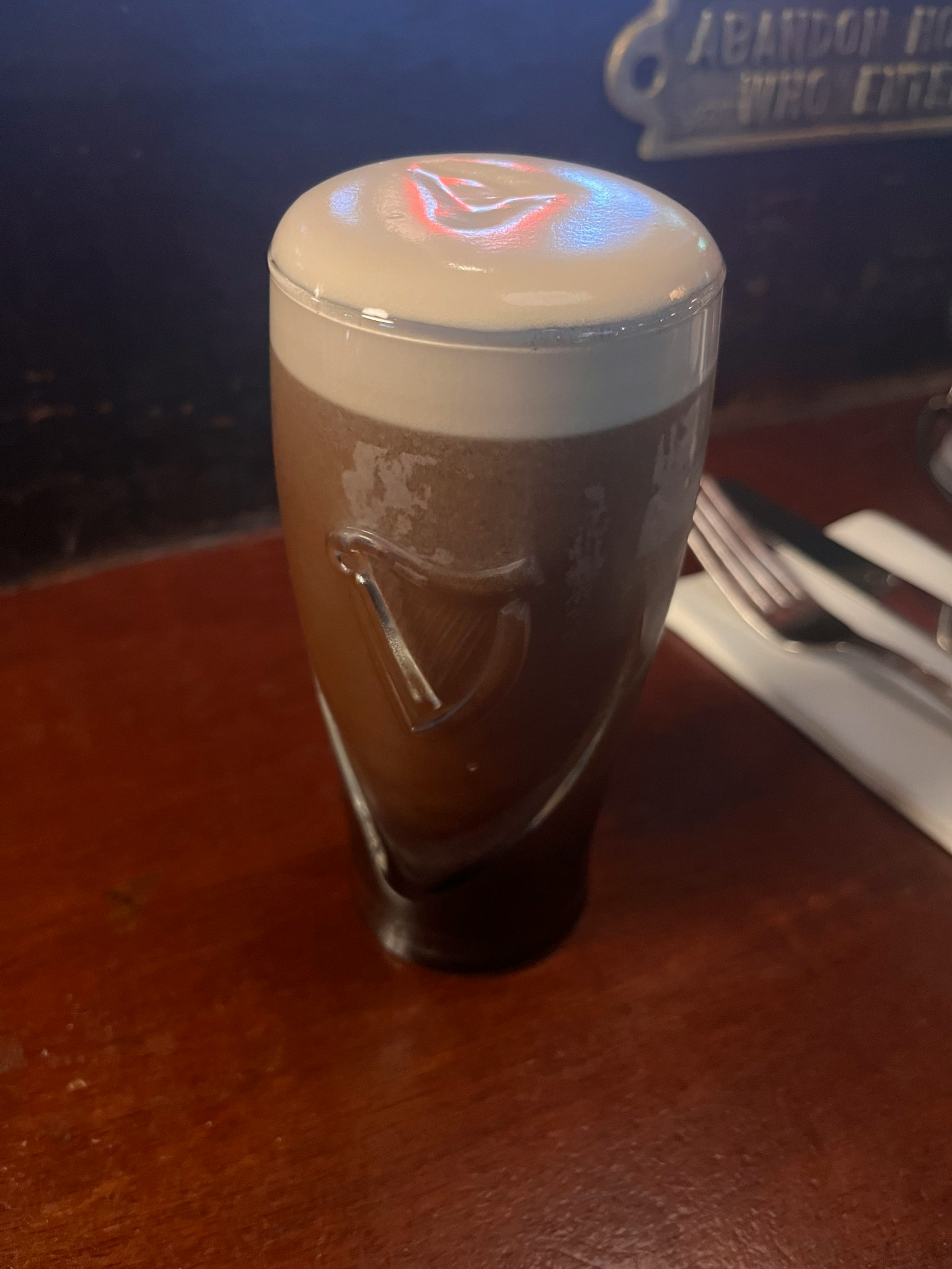 一杯黑啤酒顶部有奶油泡沫