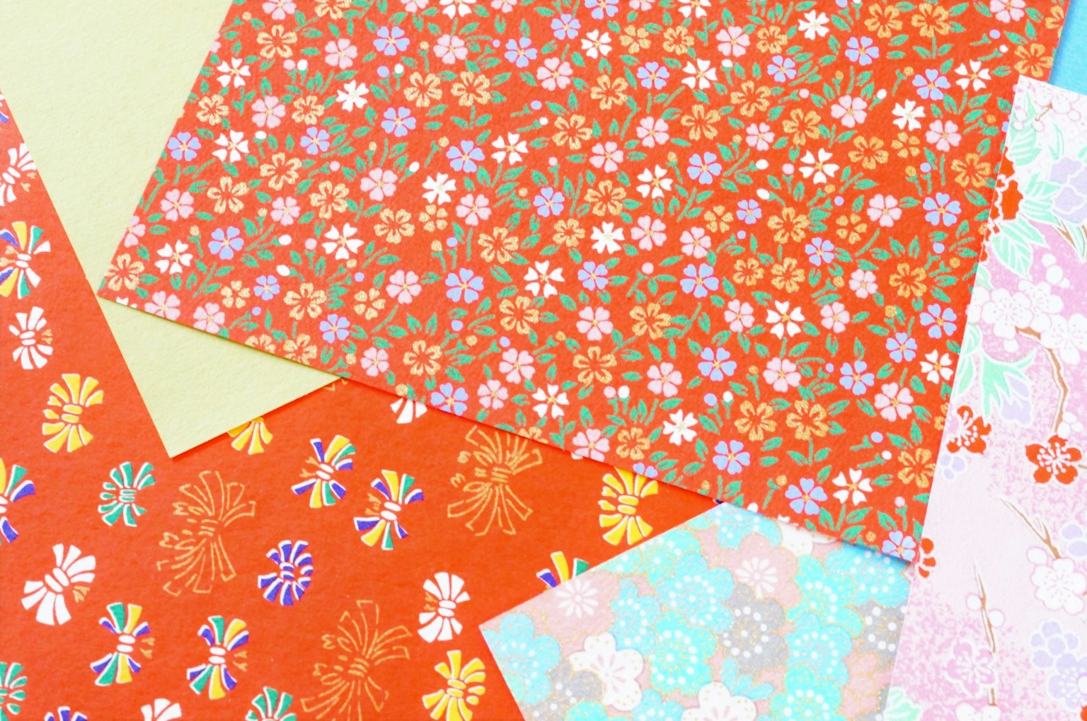 กระดาษวาชิสีสันสดใสซ้อนทับกันด้วยลวดลายดอกไม้ที่มีชีวิตชีวา