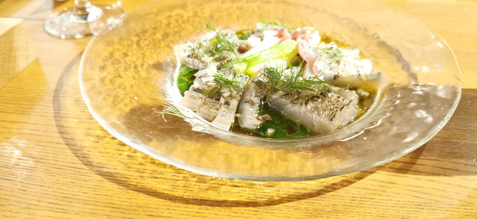 新鮮魚肉和香草裝在玻璃盤子裡