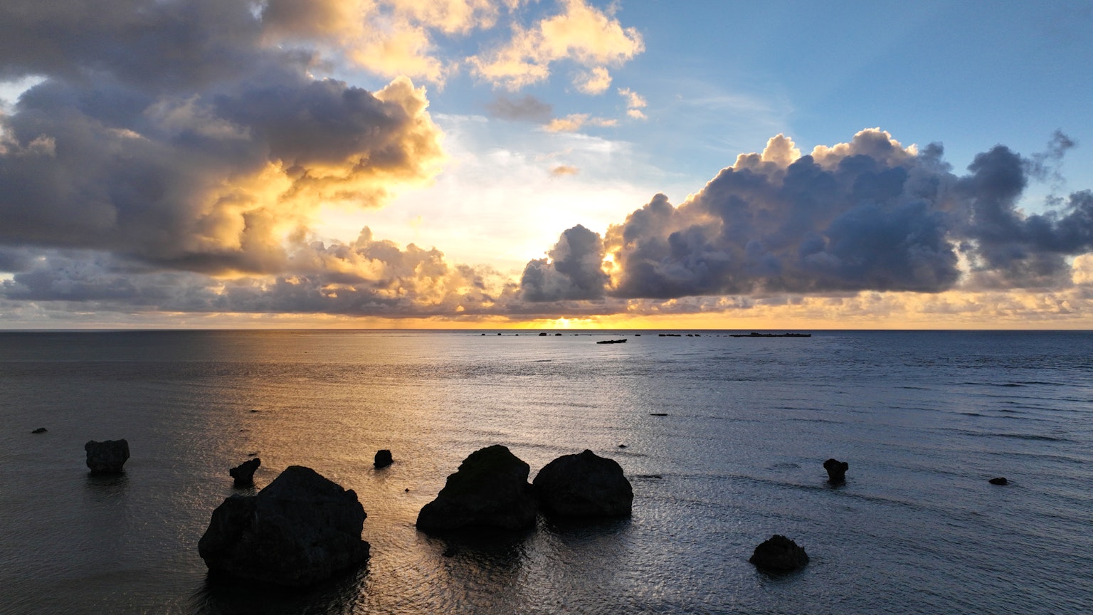 Wunderschöne Meereslandschaft mit Sonnenuntergang und Felsen