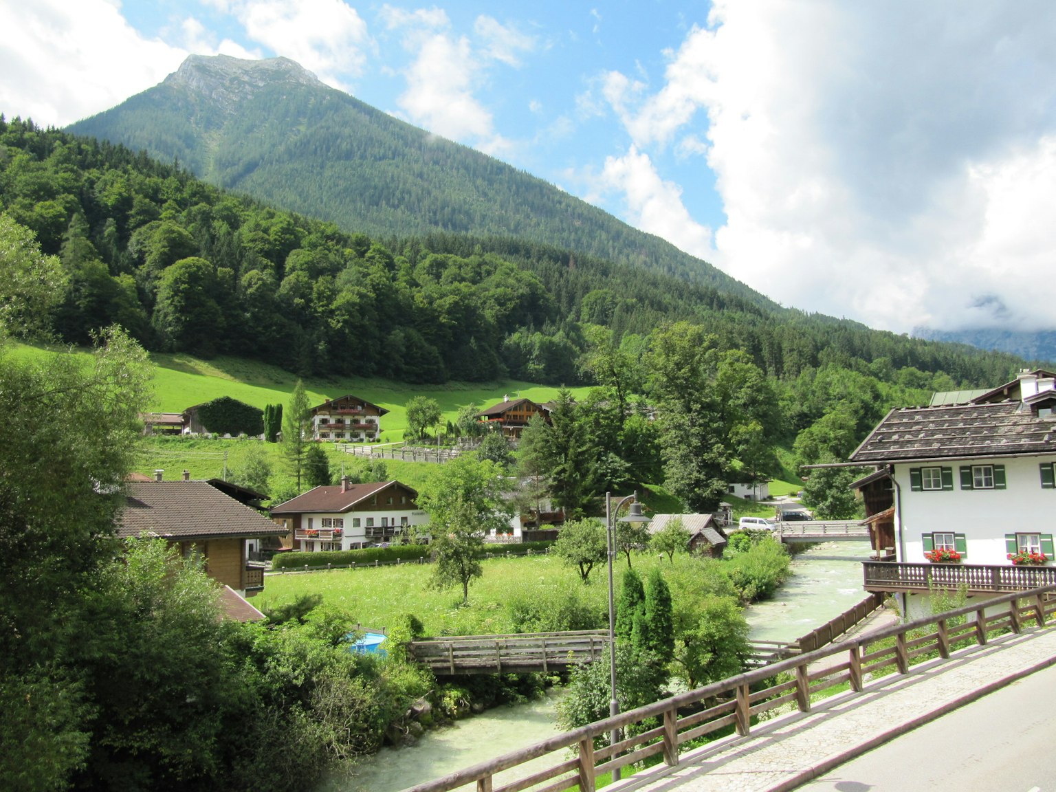 Malersicher Ausblick auf grüne Berge und malerische Häuser
