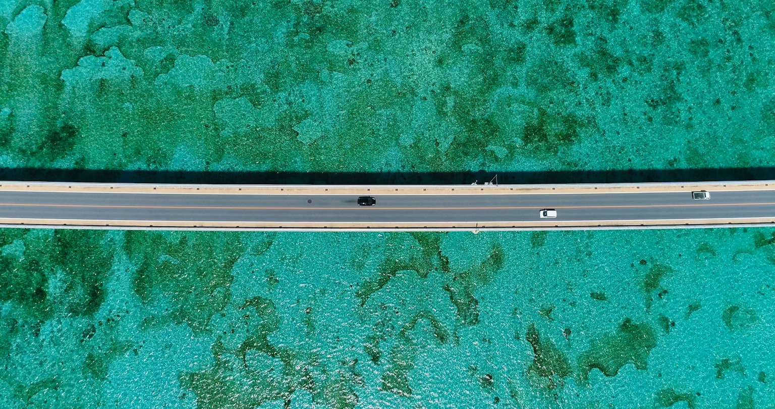 Pemandangan udara jalan di atas air turquoise