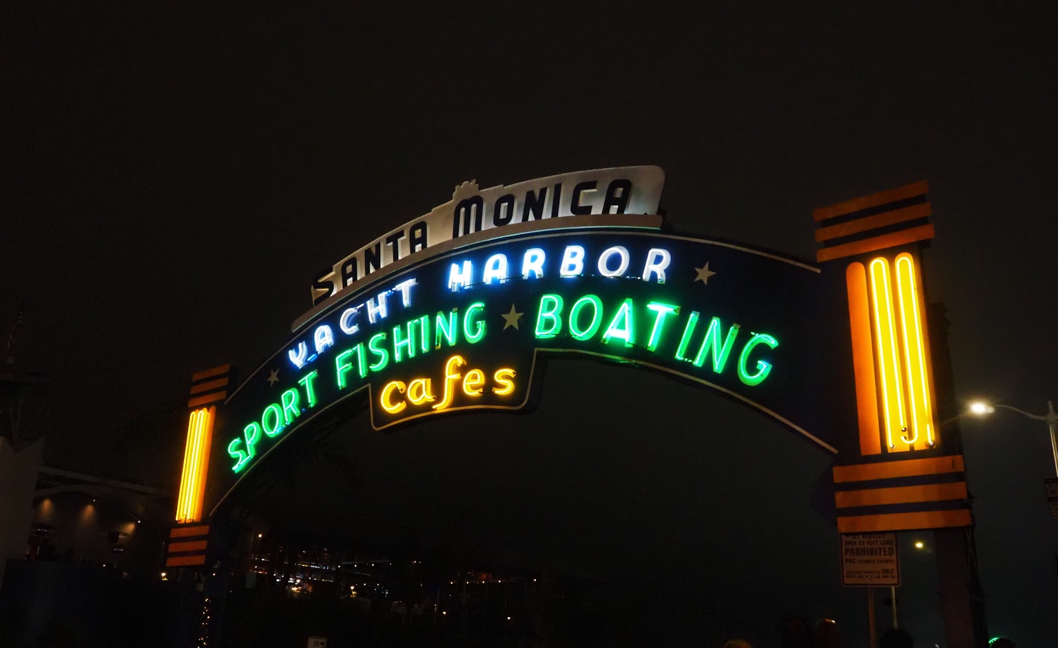 Beleuchtetes Schild von Santa Monica mit Sportfischen und Bootfahren
