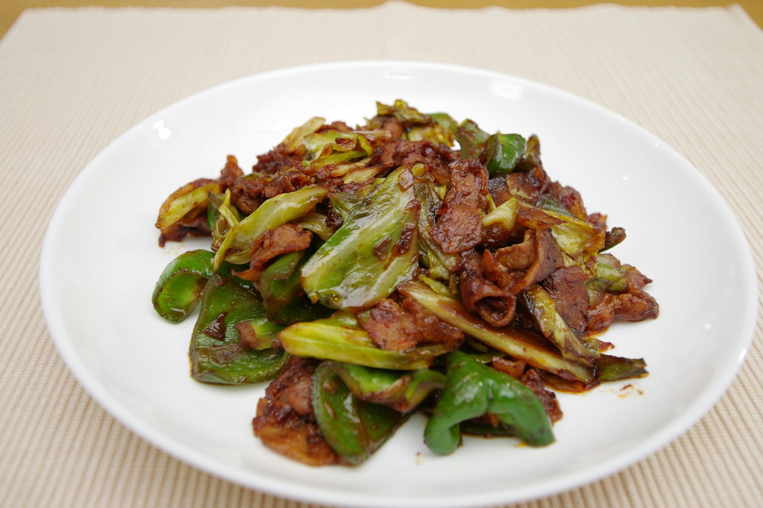 白盘中盛放的炒青椒和肉
