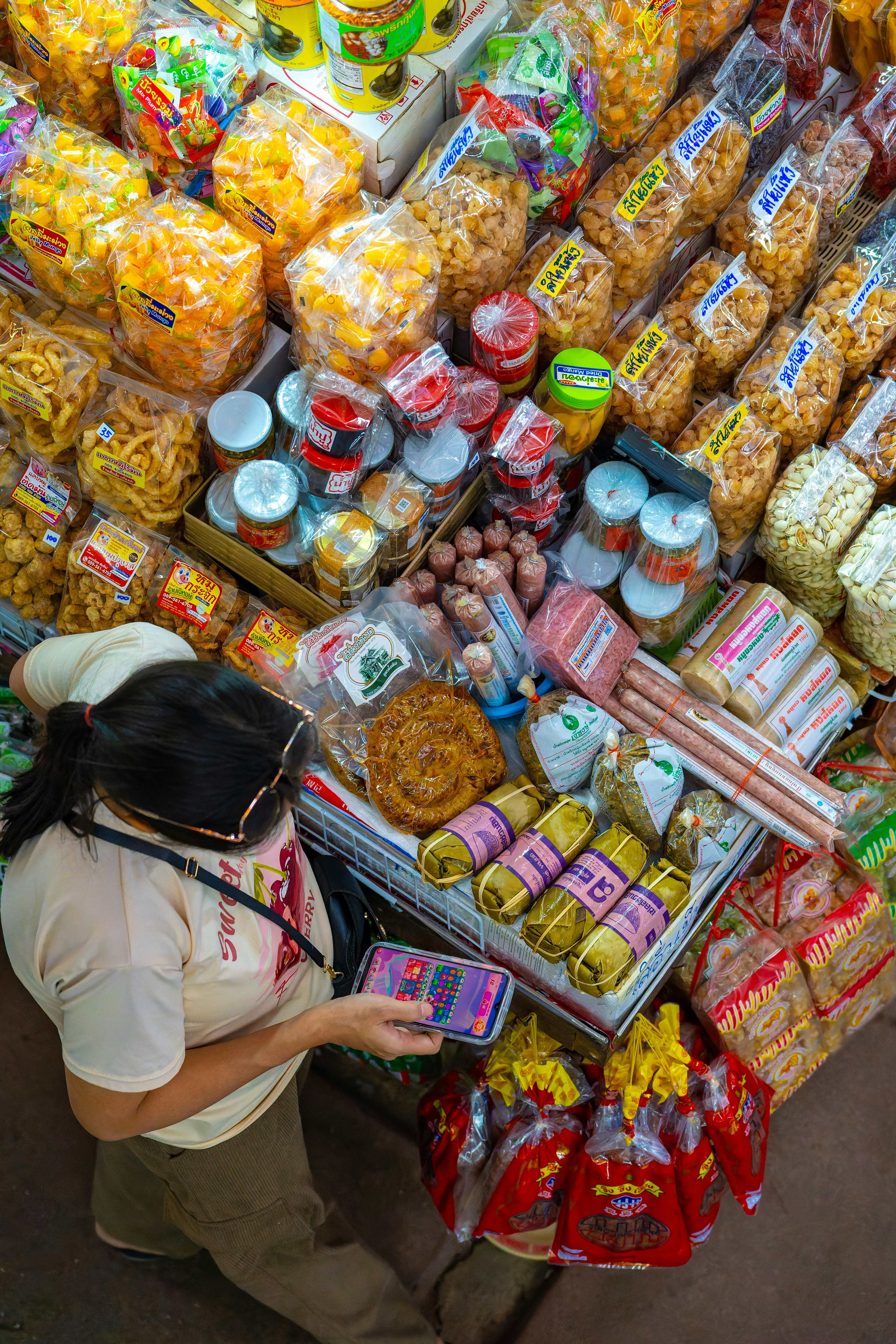 ワローロット市場の屋台で並ぶタイの食品・お菓子
