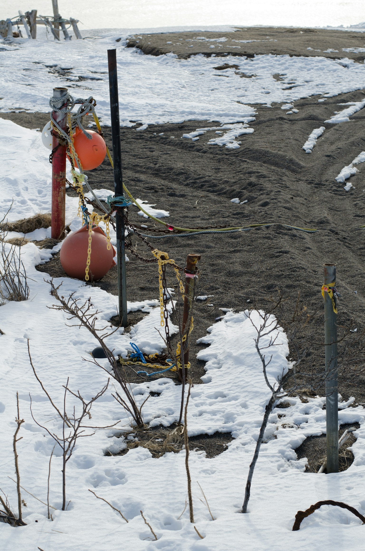 Equipo de construcción y boyas rojas sobre la nieve
