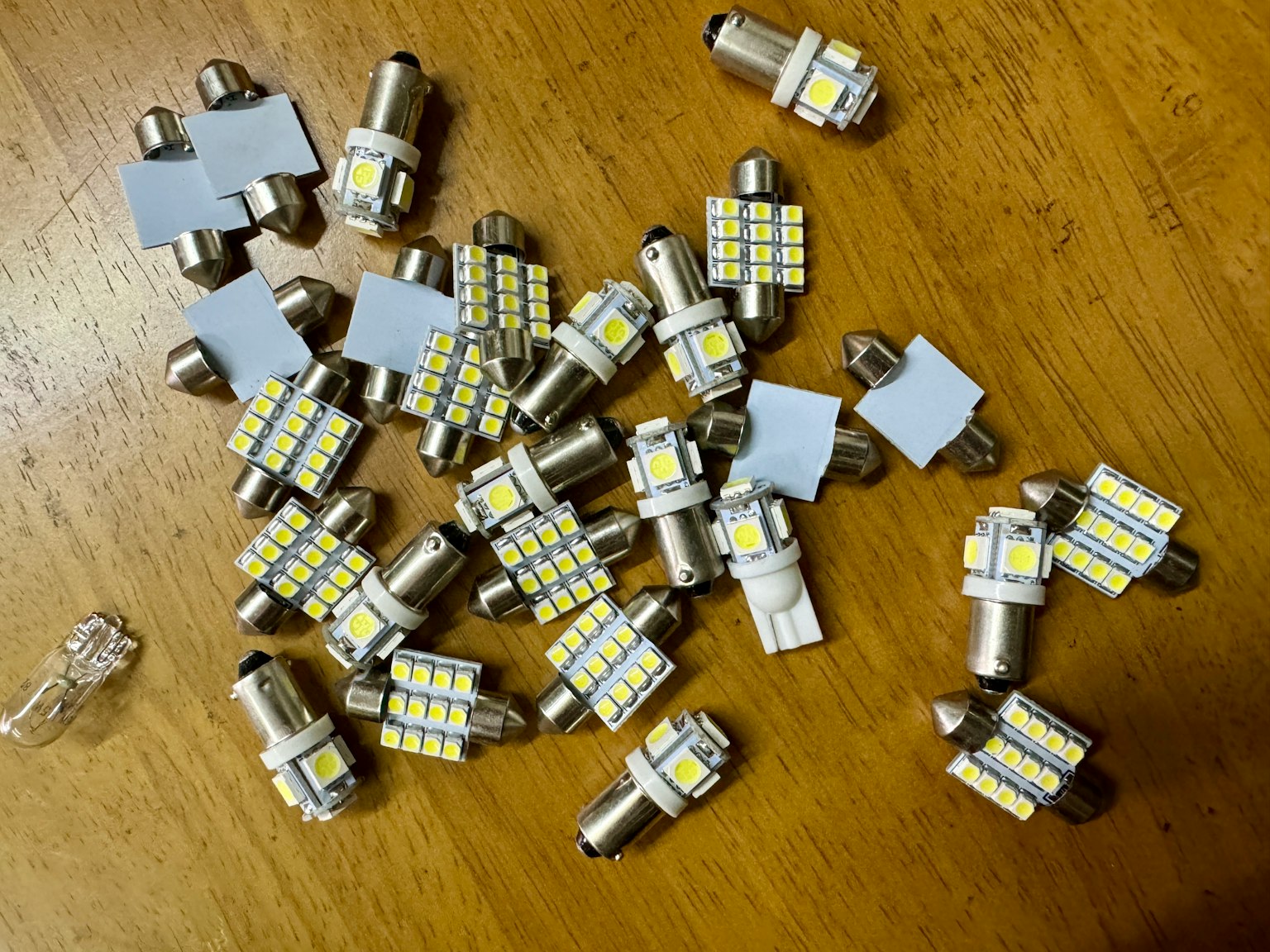 散落在木桌上的许多LED灯泡