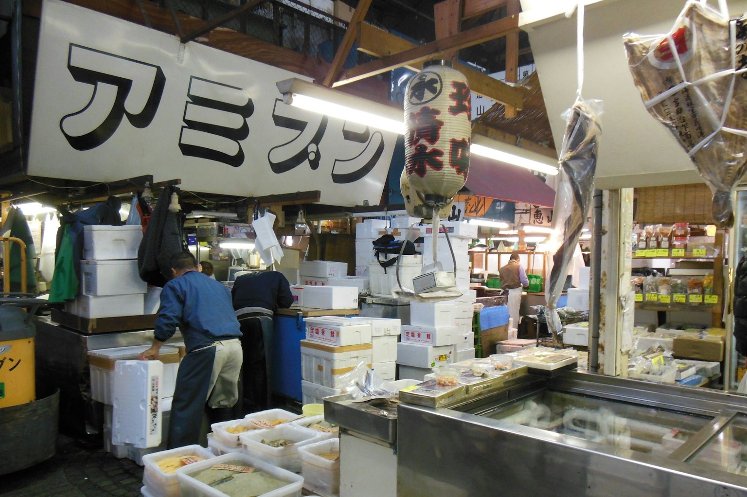 Escena vibrante de un mercado de pescado con trabajadores en acción