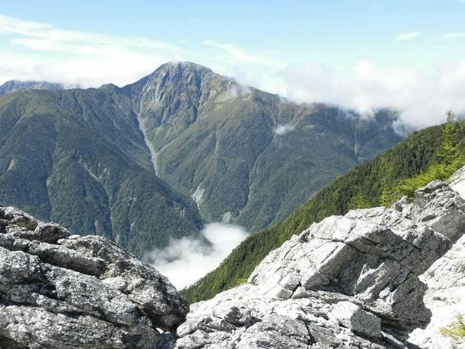 山脉的风景，云雾缭绕山峰
