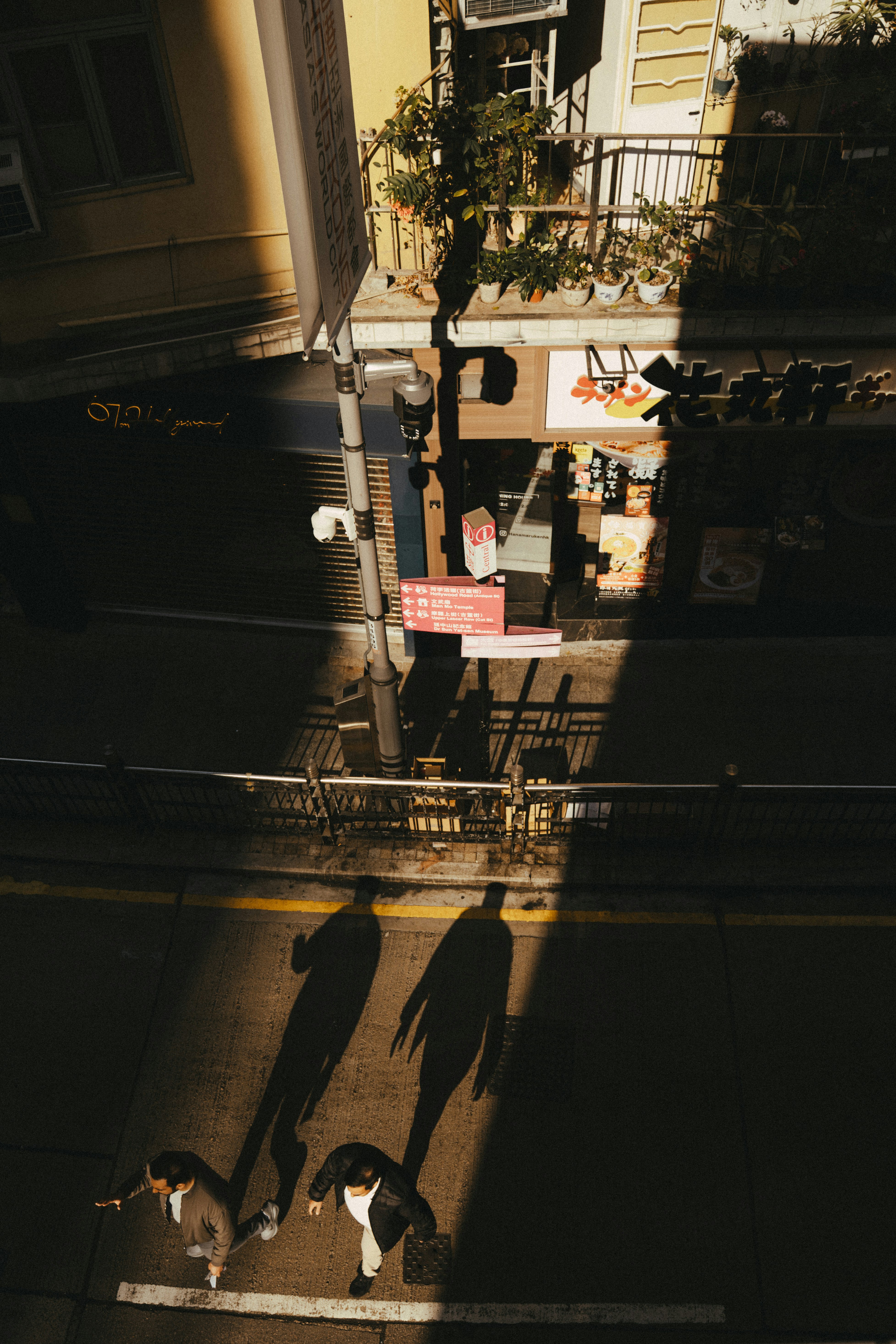 街道場景，帶有人影和建築的陰影