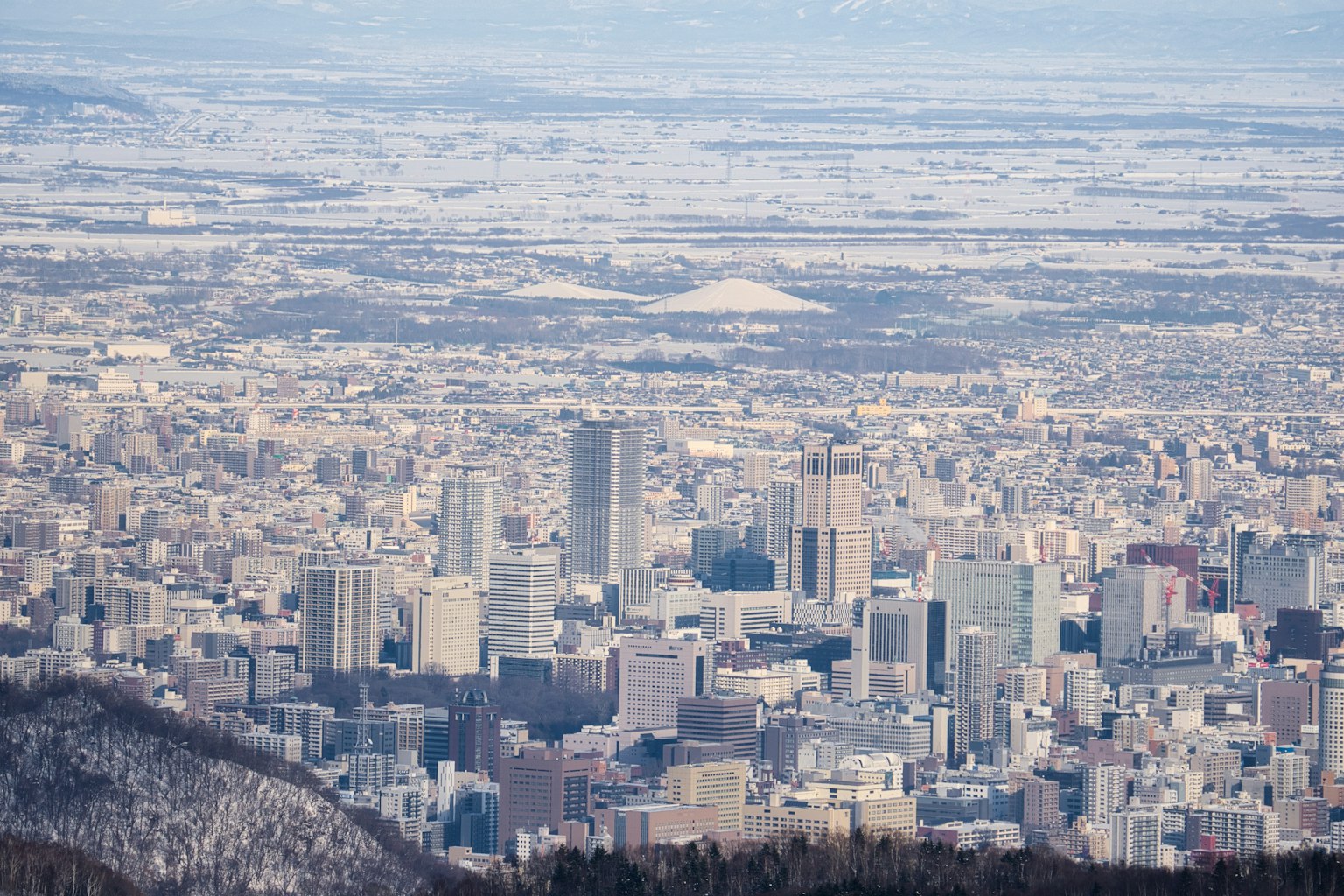 Una vista panoramica di una città innevata dall'alto di una montagna
