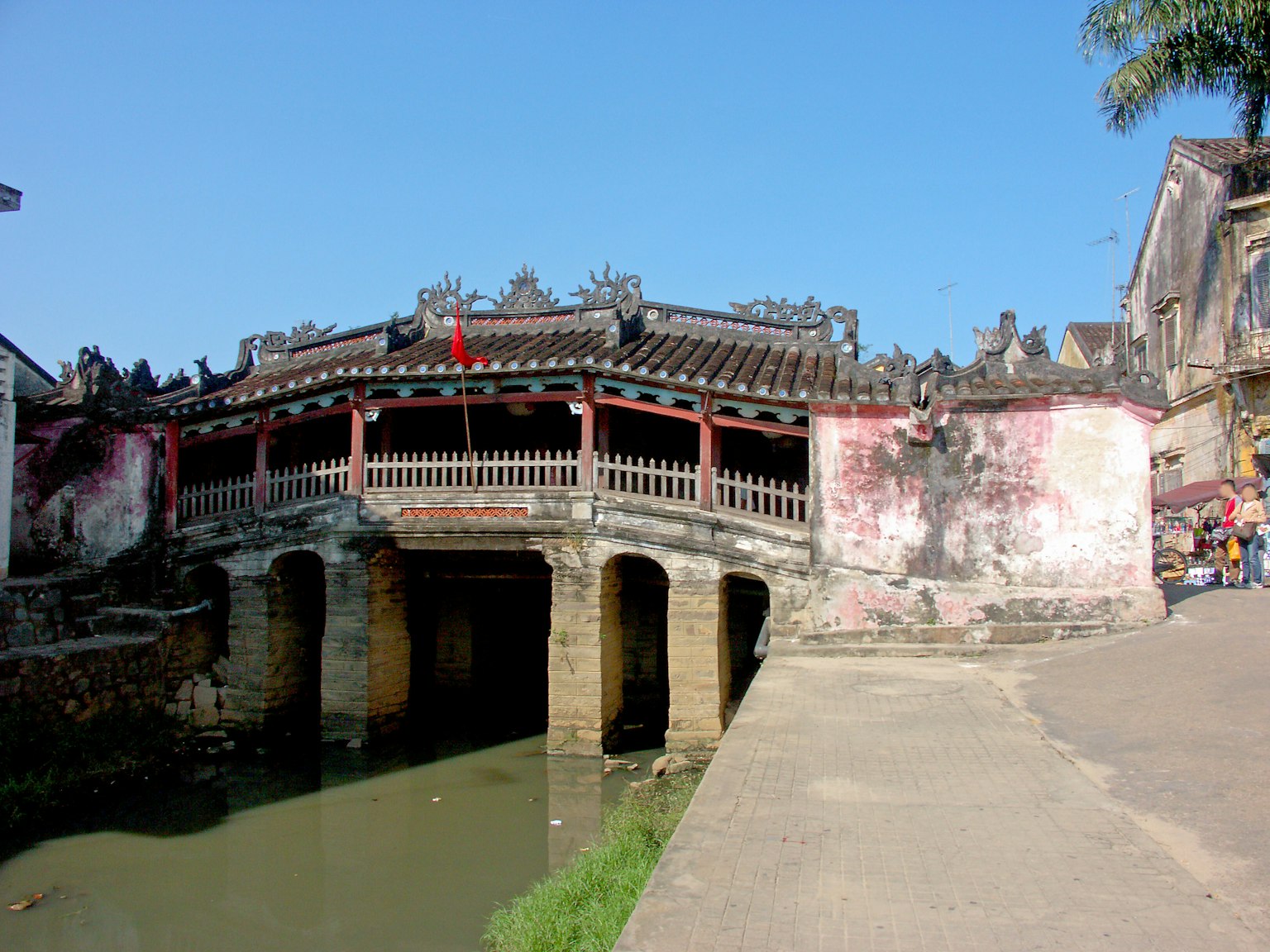 Bella architettura del ponte giapponese a Hoi An con paesaggio circostante