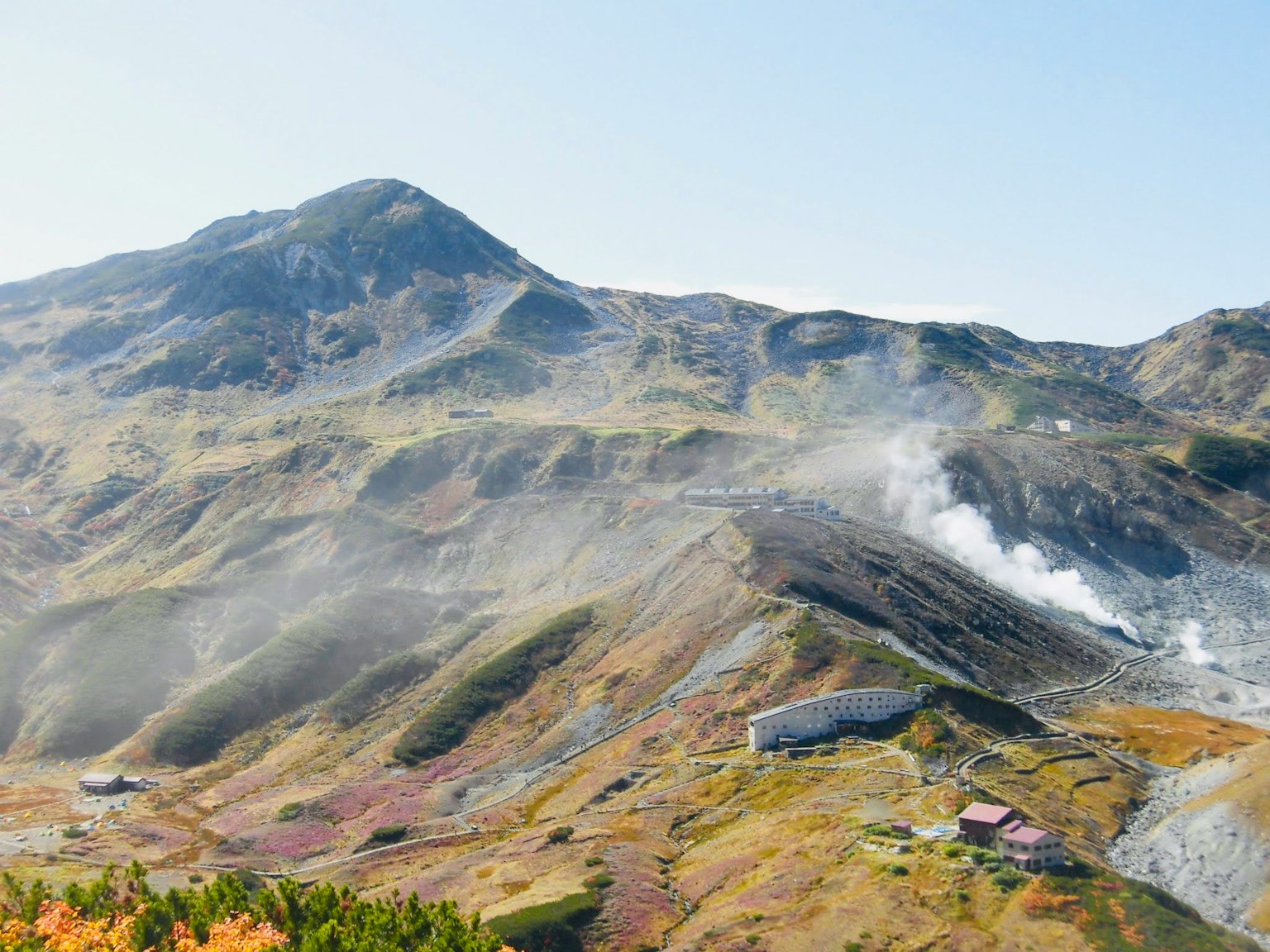 雄伟的山区景观与升起的火山烟雾