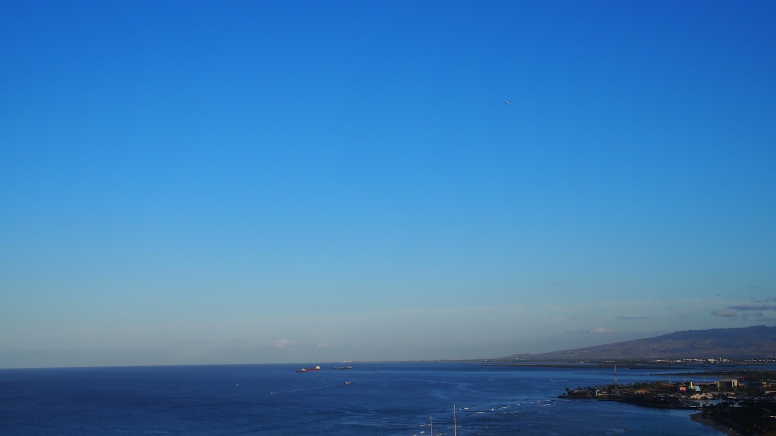 Cielo blu chiaro sopra la costa oceanica