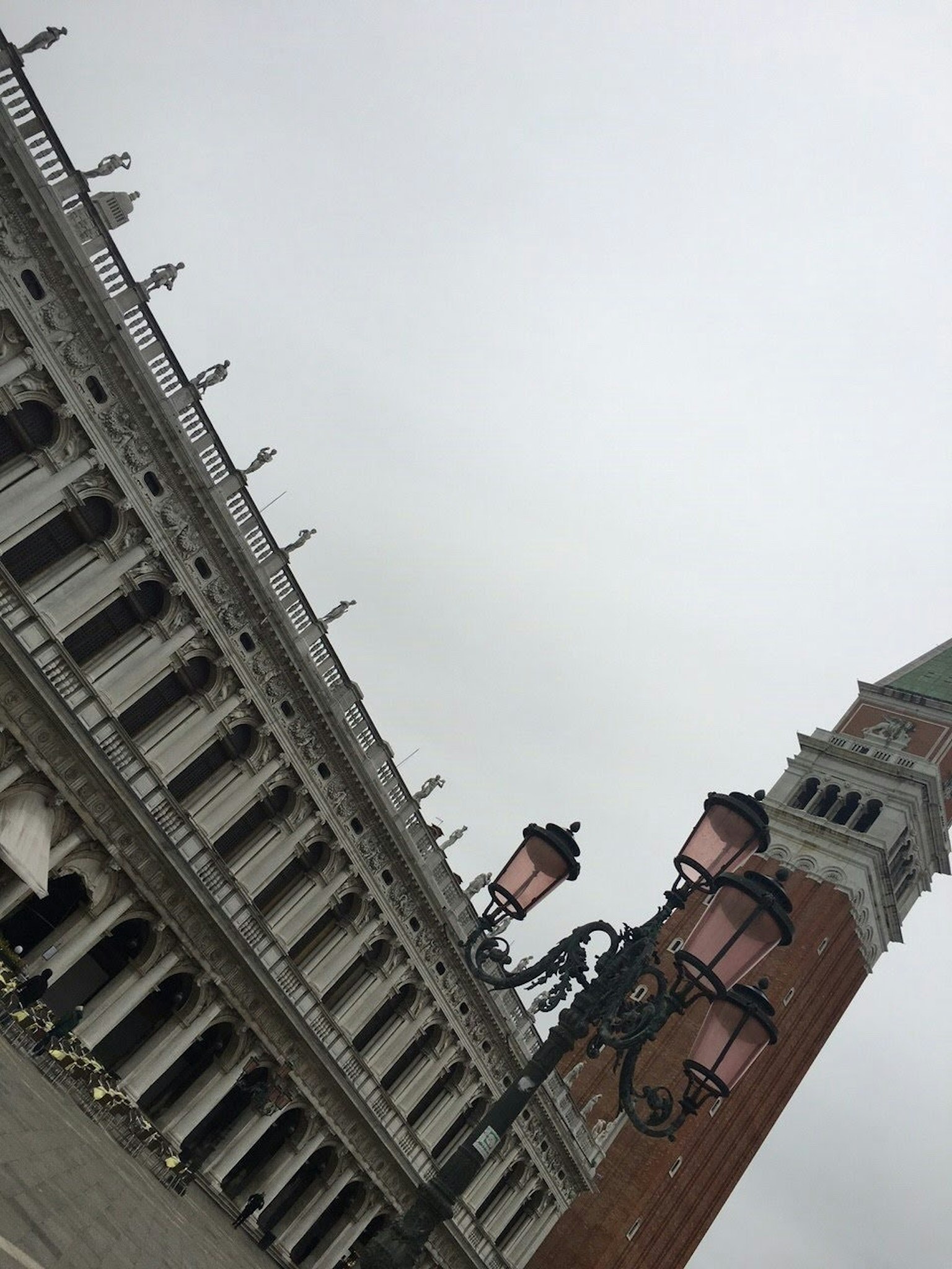 Foto dell'architettura di Piazza San Marco e della torre dell'orologio