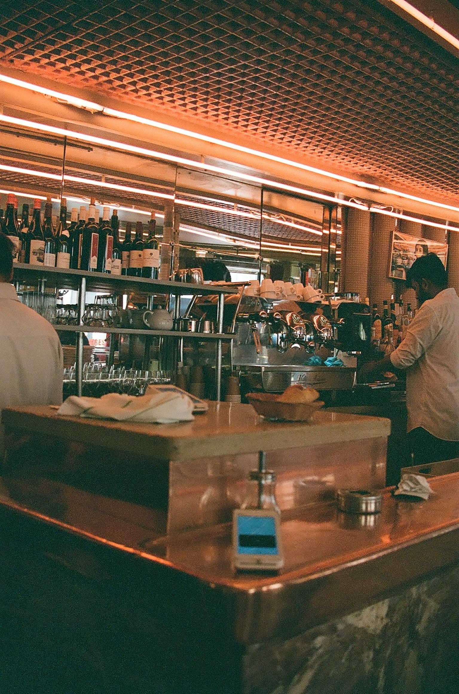 酒吧櫃檯與酒保及飲料架