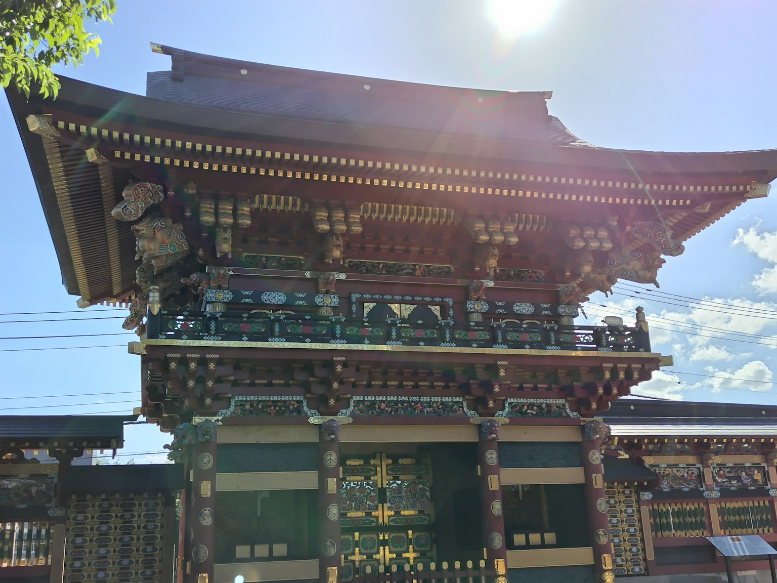 美丽日本神社门的详细视图