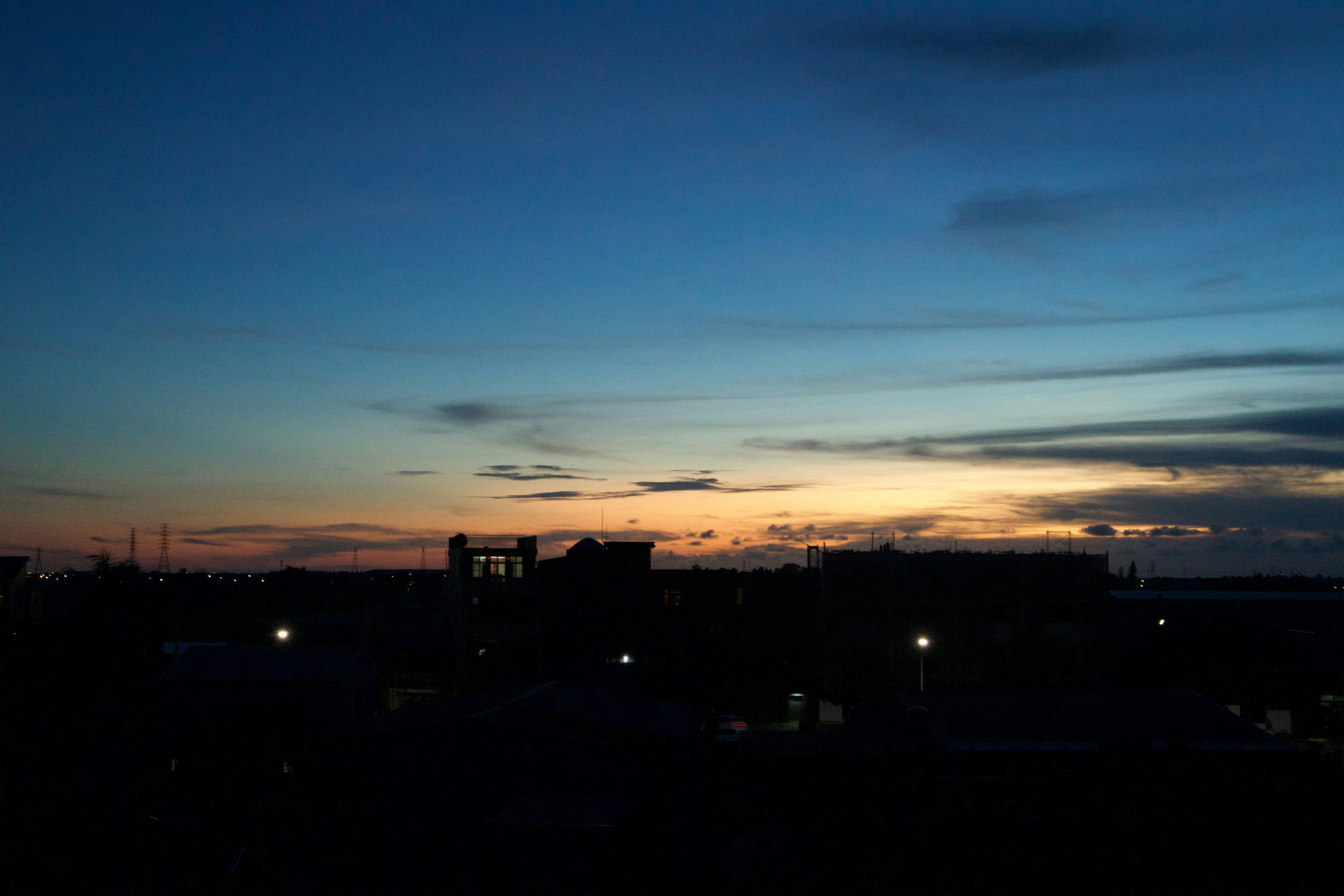 夕暮れの空と街並みのシルエット