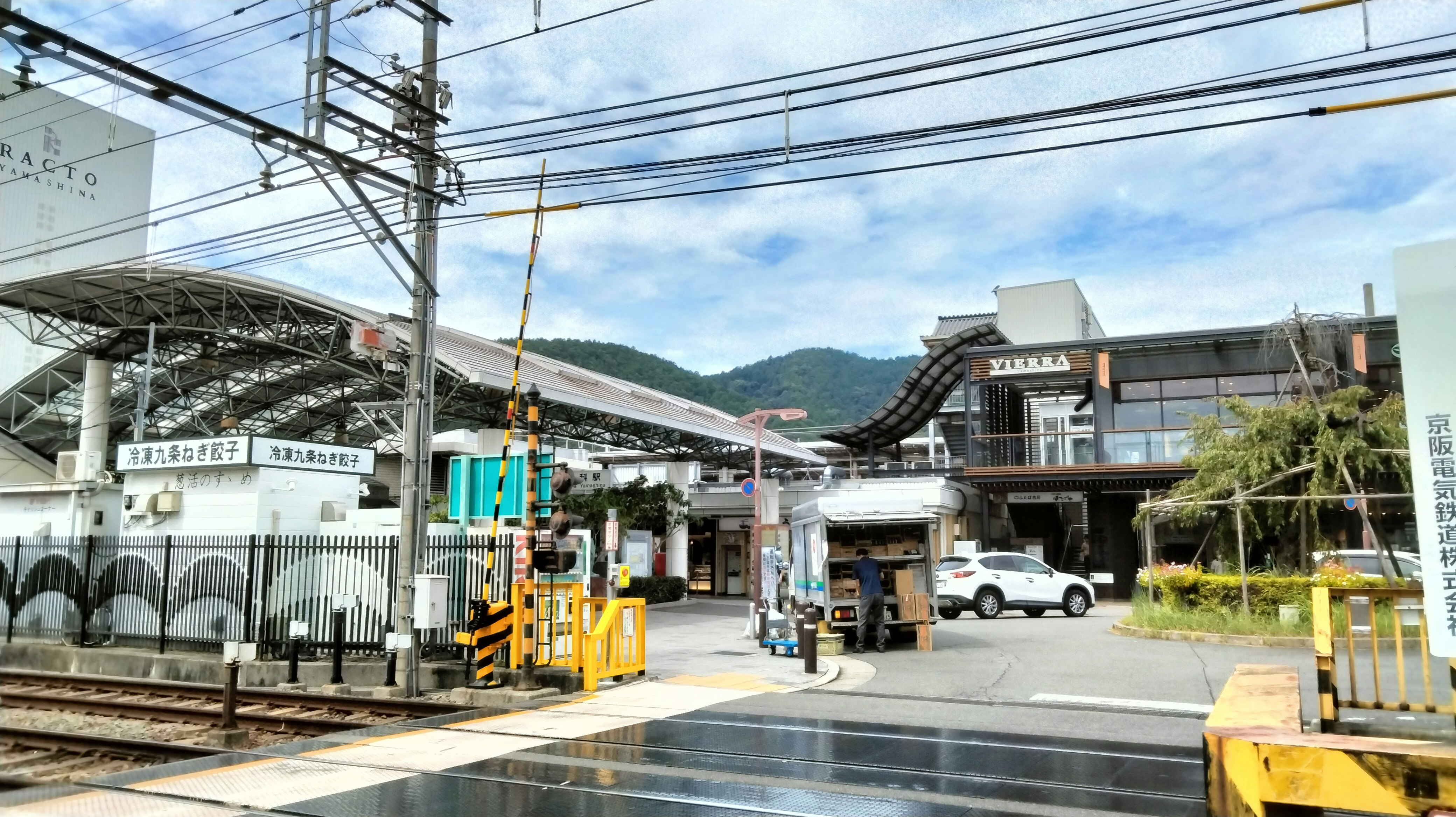 鐵路平交道旁的街景與架空電線