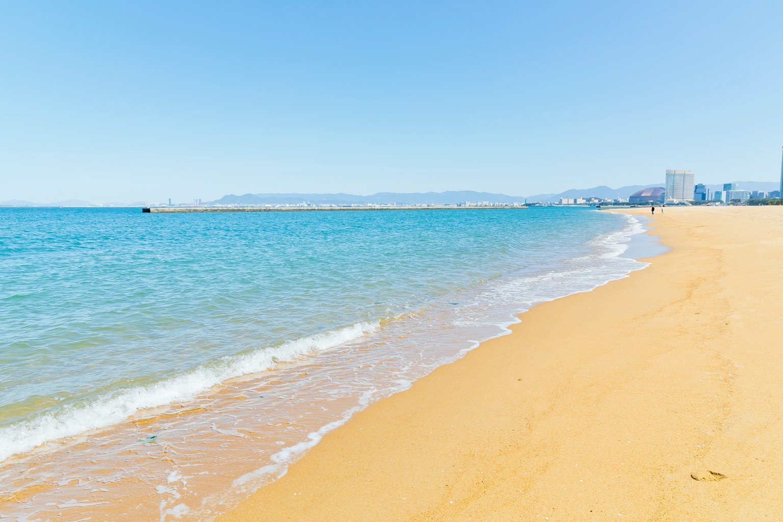 ทิวทัศน์ชายหาดที่มีทรายทองและมหาสมุทรสีน้ำเงิน