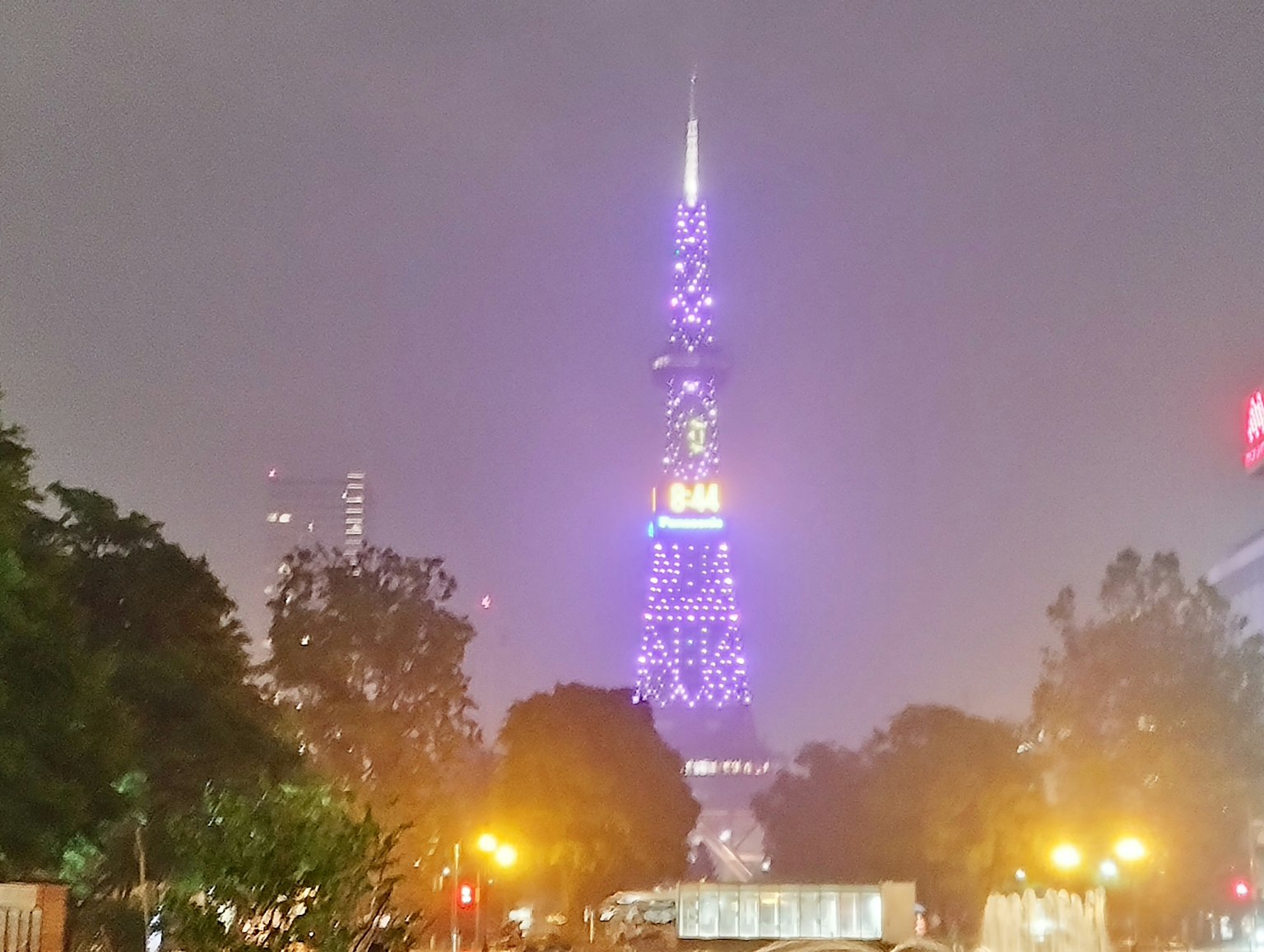 Tokyoturm bei Nacht in lila Lichtern beleuchtet