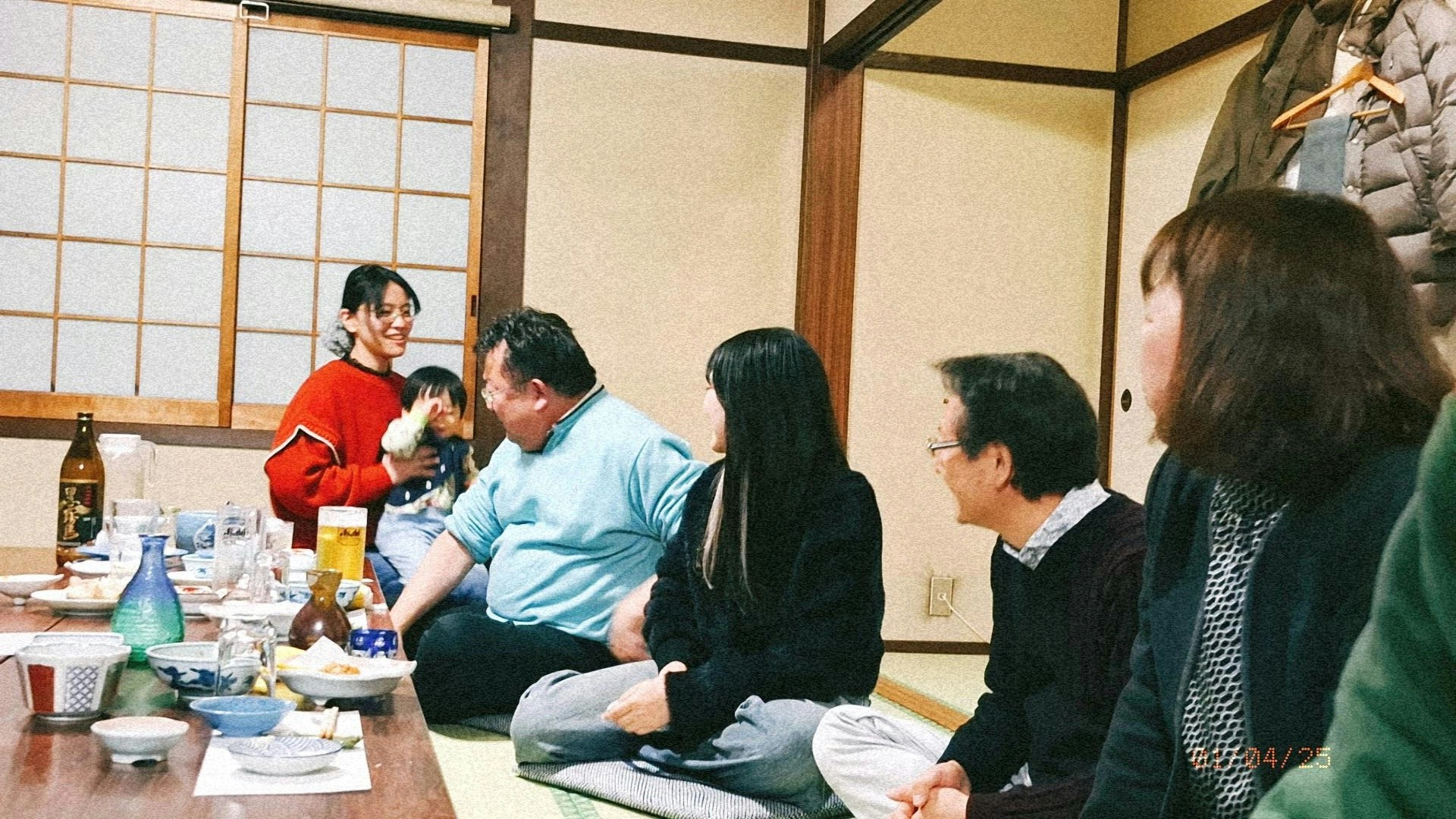 日式房间里围坐餐桌的亲友新年聚会