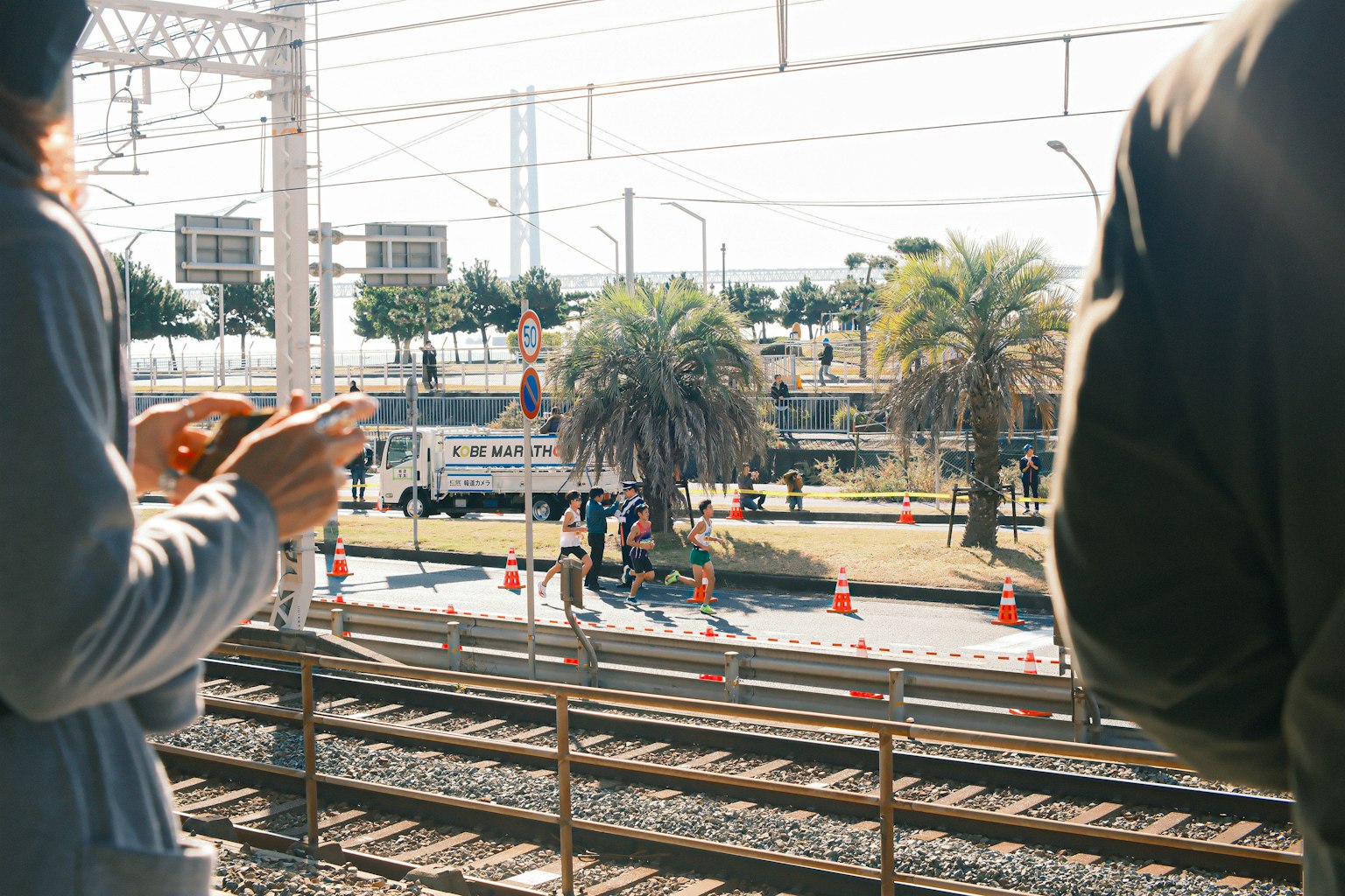 駅のホームから見える風景 鉄道と作業員がいる風景