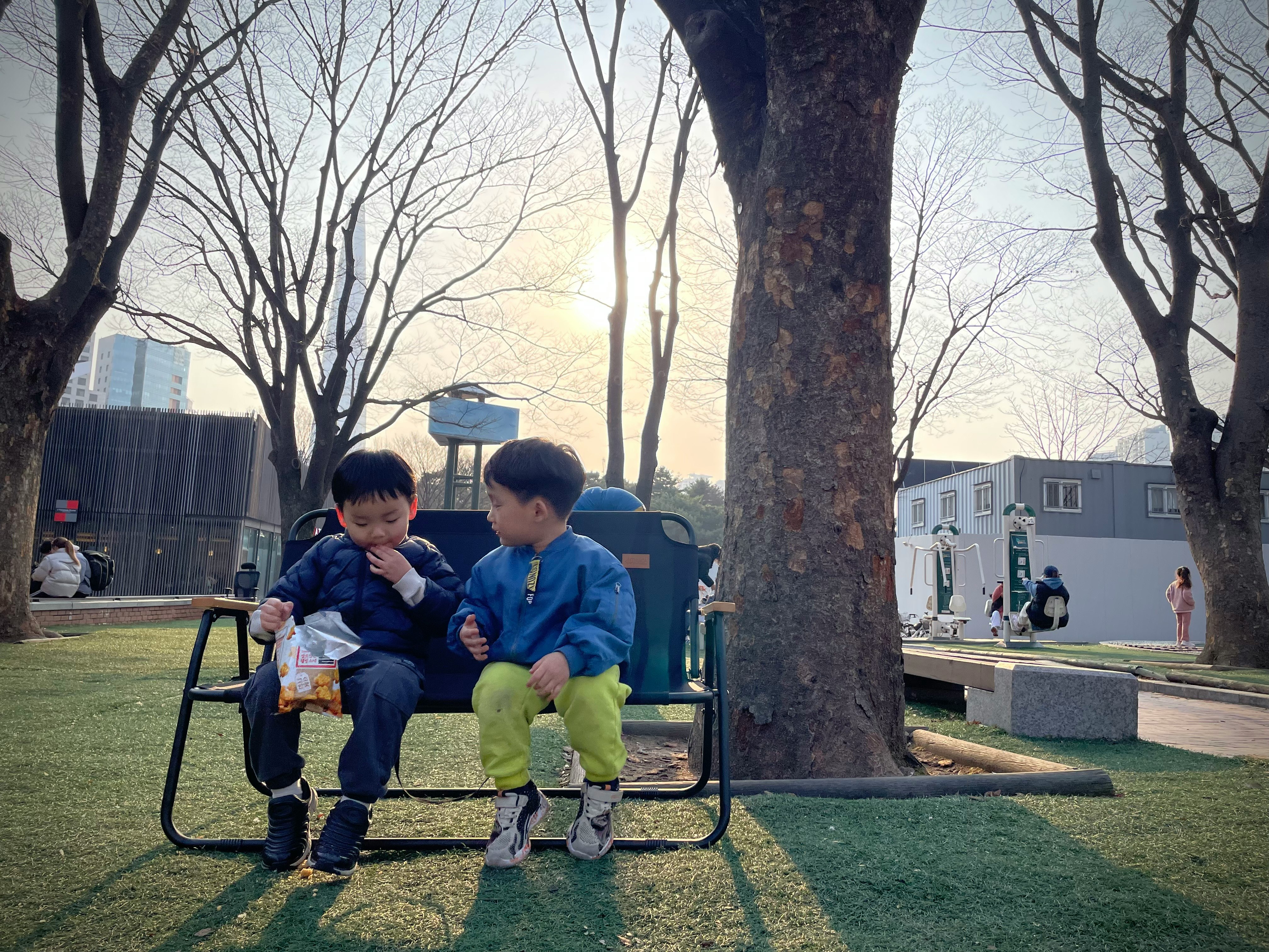 公園のベンチに座る子どもたち