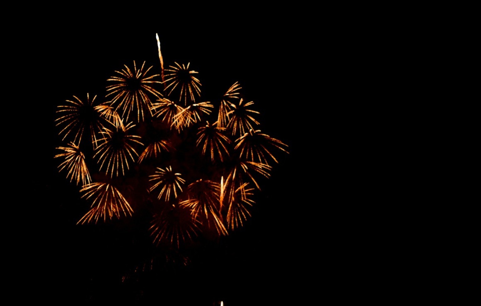 Esplosione di fuochi d'artificio dorati su sfondo scuro
