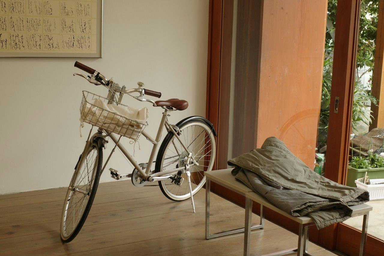 vélo d’intérieur et banc dans un espace d’exposition