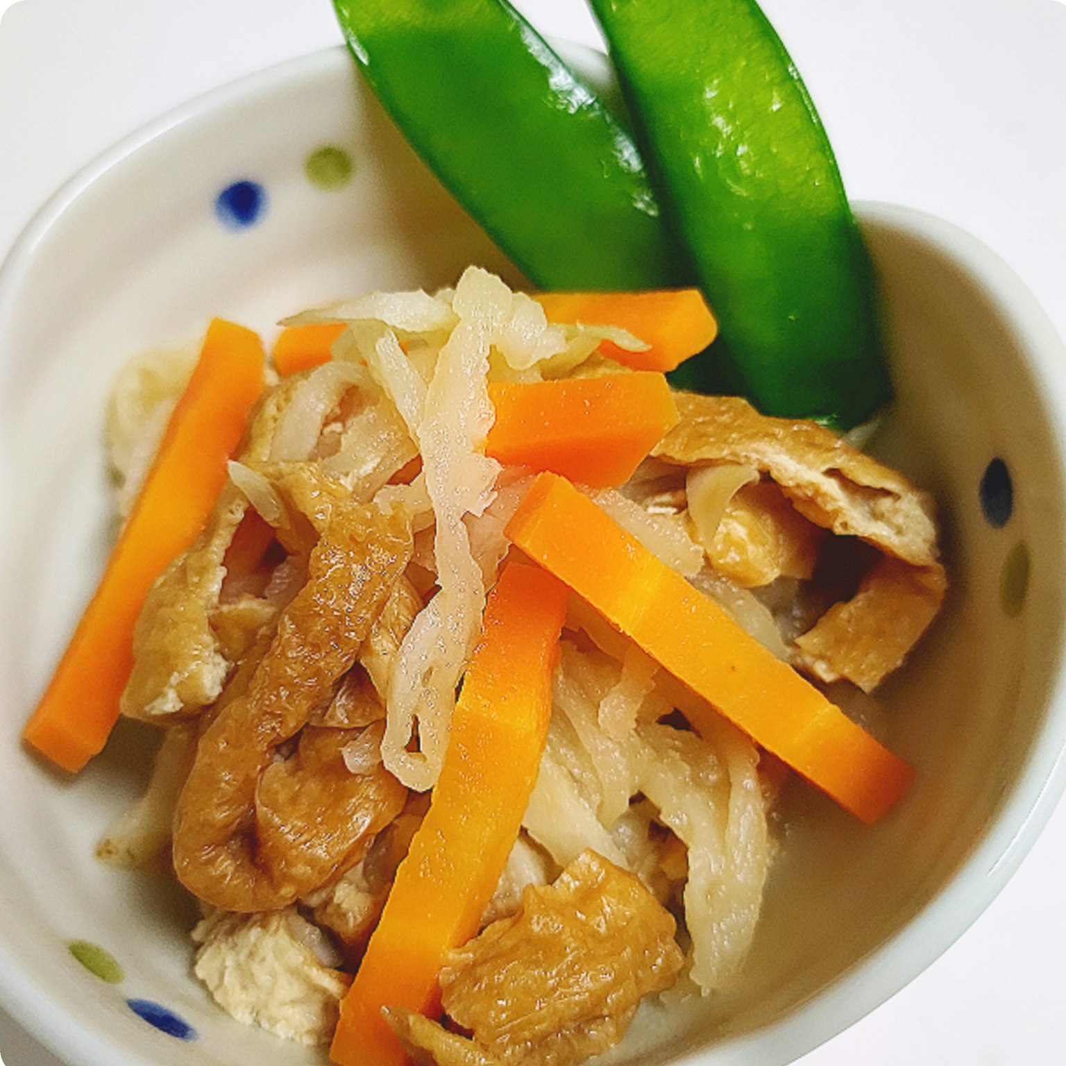 Salade japonaise colorée de légumes et de poulet
