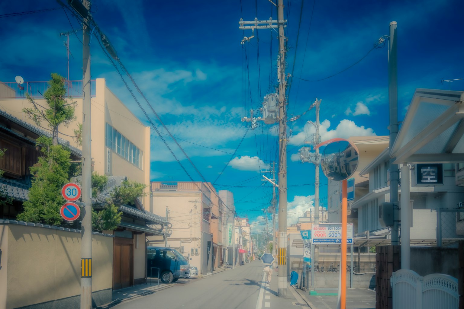 安静的街道场景，蓝天和云朵