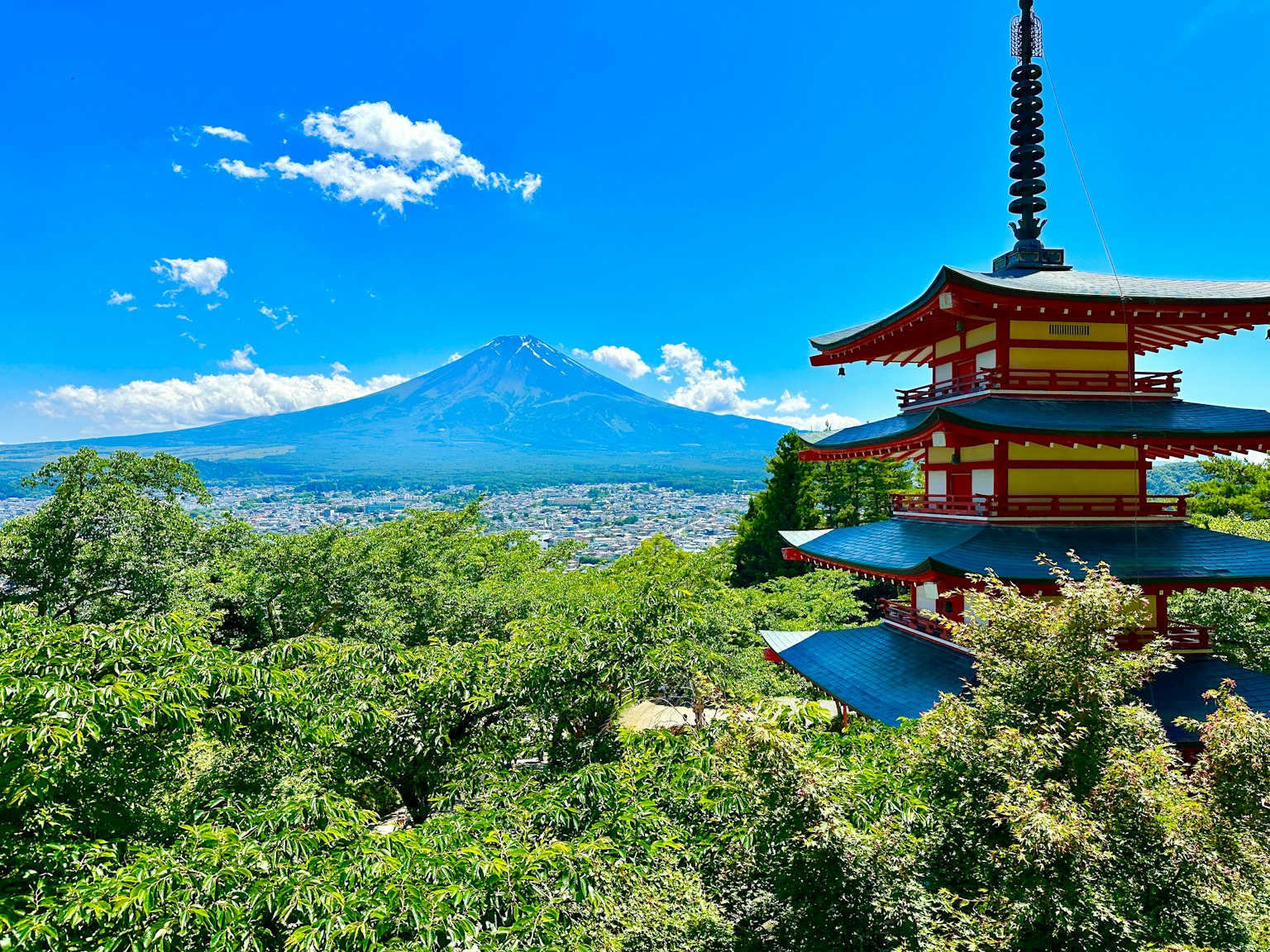 富士山背景的塔楼美景