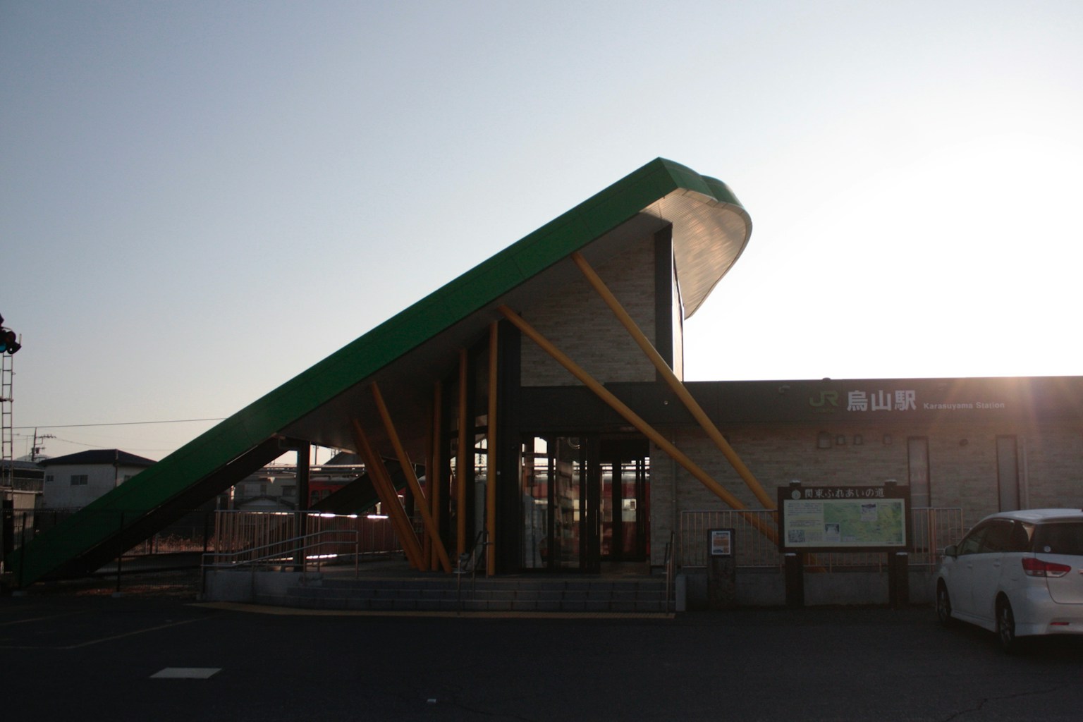 ユニークな傾斜屋根を持つ現代的な建物の外観