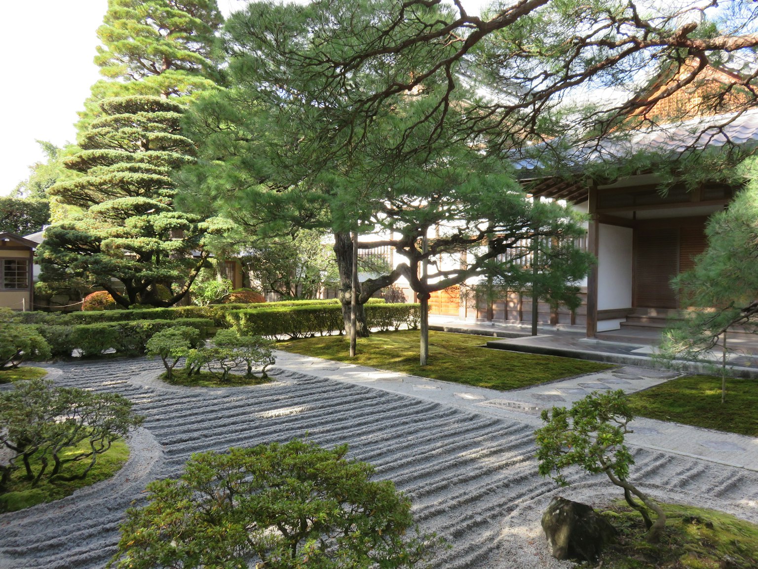 Scenografico giardino giapponese con vegetazione lussureggiante e sentieri zen