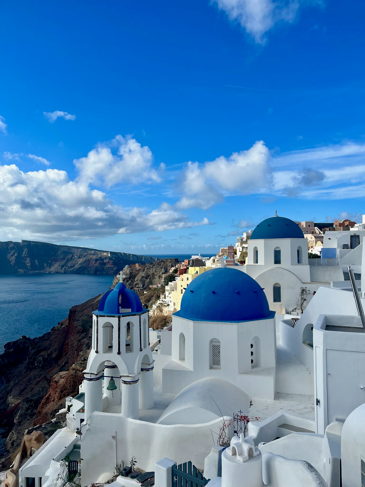 Malerscher Blick auf Santorini mit weißen Gebäuden und blauen Kuppeln
